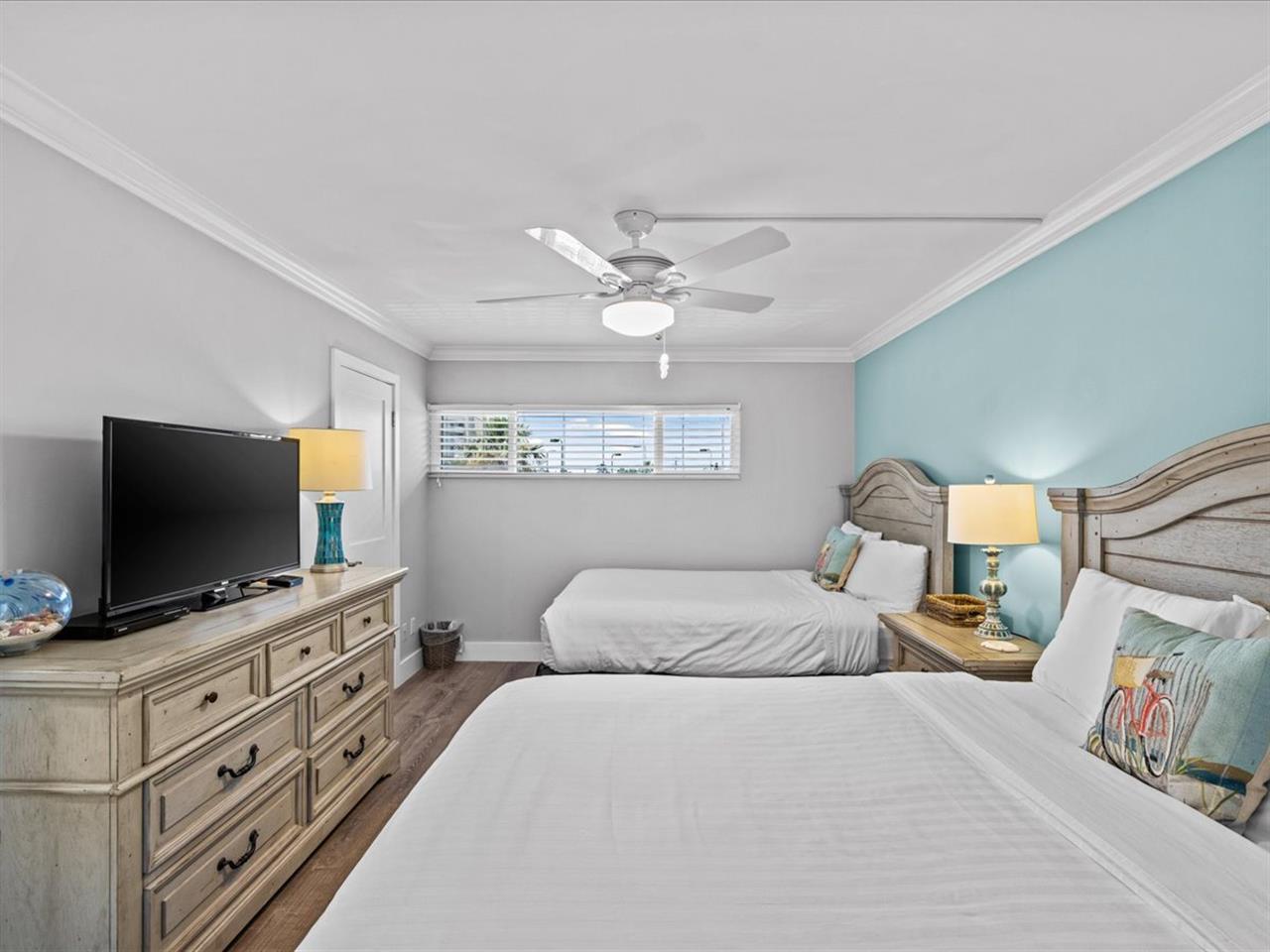 HOLIDAY SURF & RACQUET - Residential