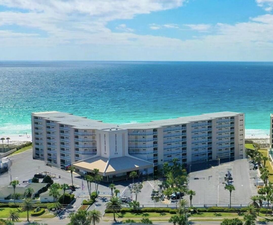 HOLIDAY SURF & RACQUET - Residential