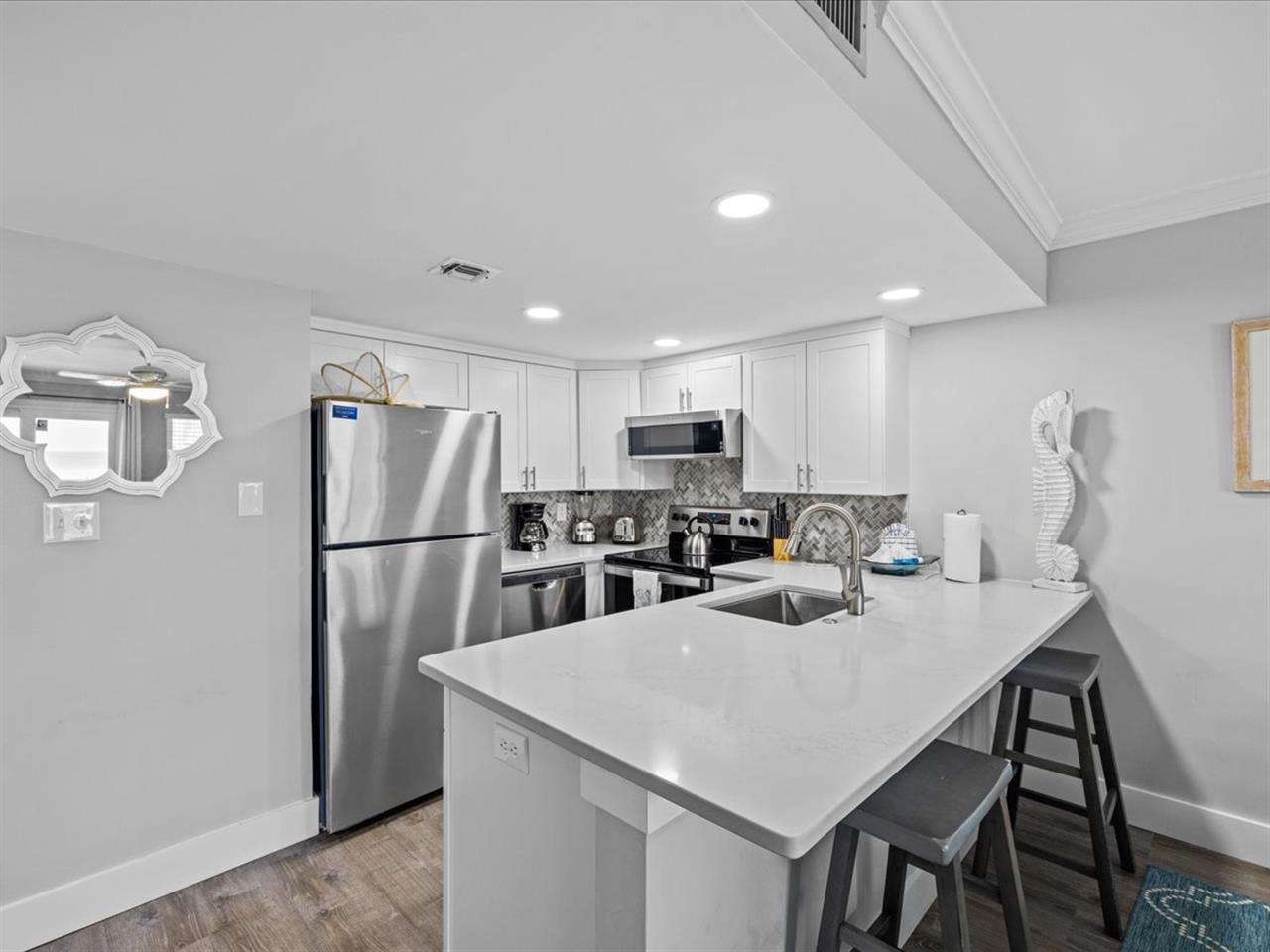 HOLIDAY SURF & RACQUET - Residential
