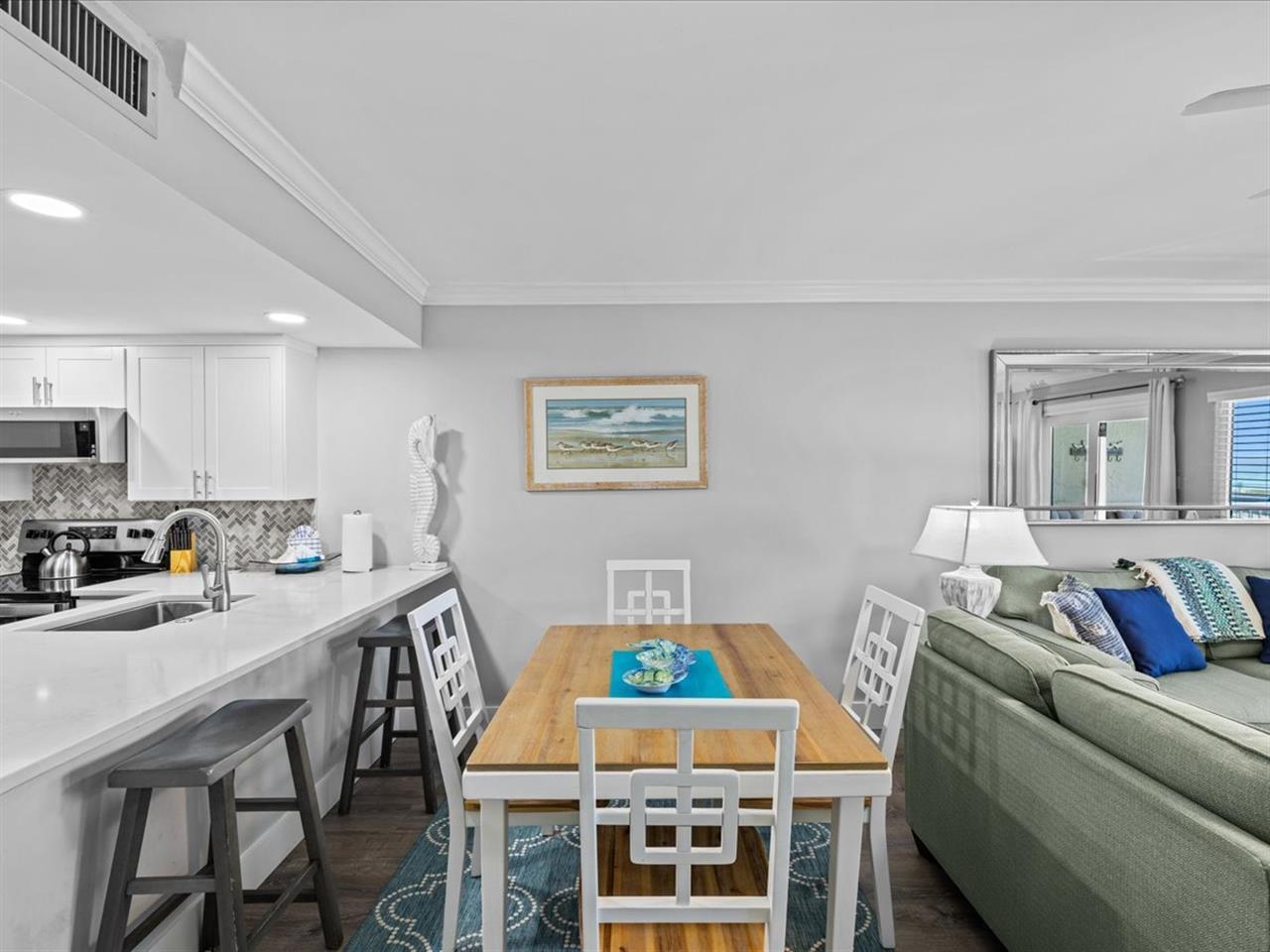 HOLIDAY SURF & RACQUET - Residential