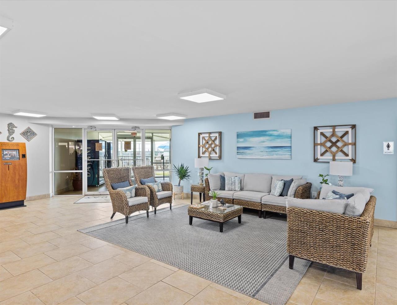 HOLIDAY SURF & RACQUET - Residential