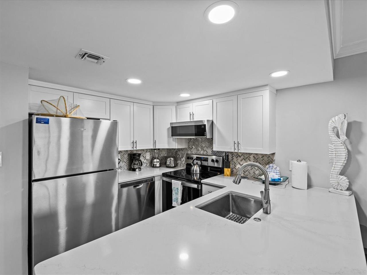 HOLIDAY SURF & RACQUET - Residential