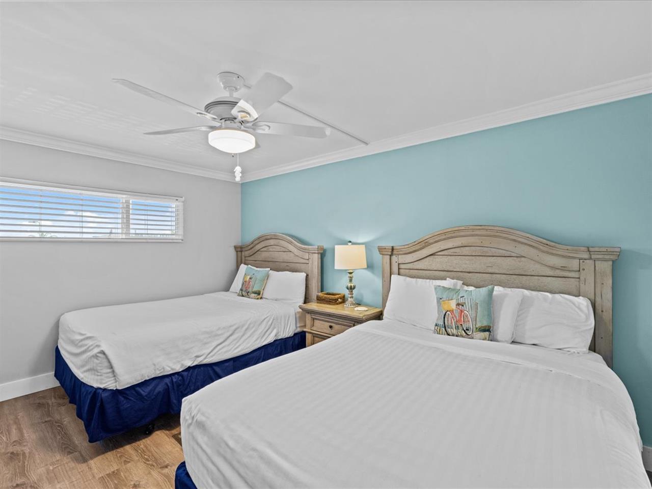 HOLIDAY SURF & RACQUET - Residential