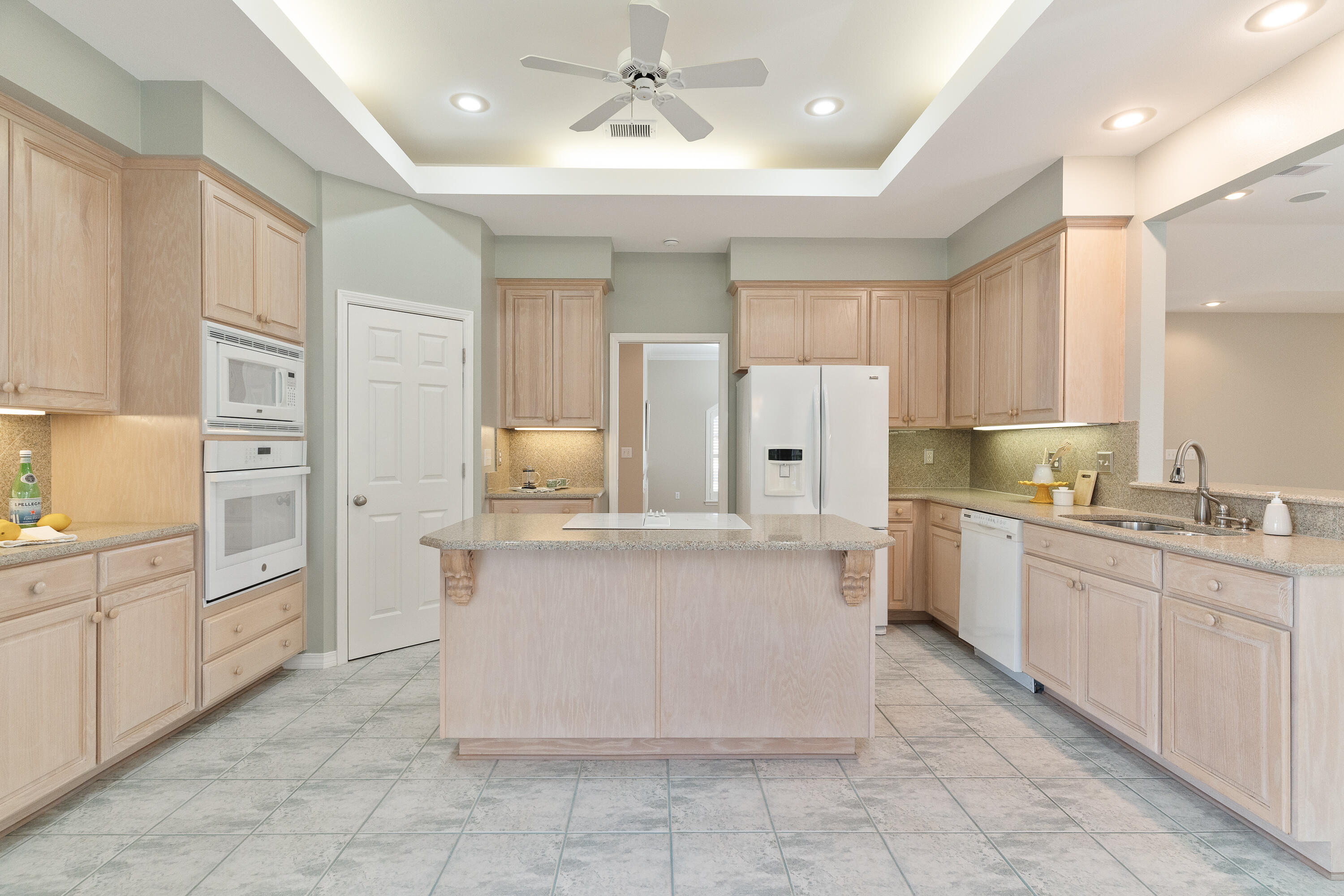 ROCKY BAYOU COUNTRY CLUB ESTATES 8 - Residential