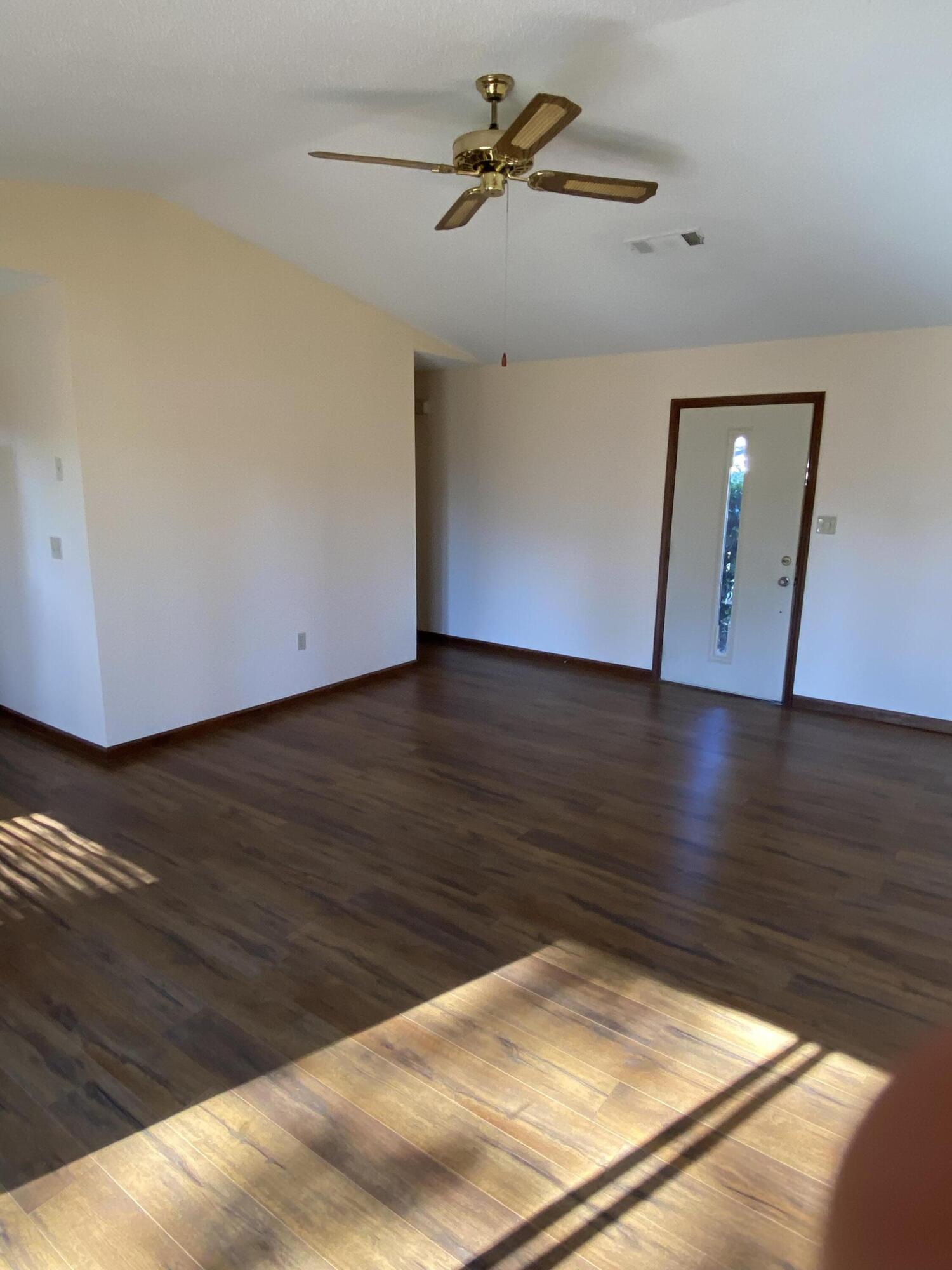 PINE MEADOWS #3 PHASE II LOT 19 BLK A - Residential Lease