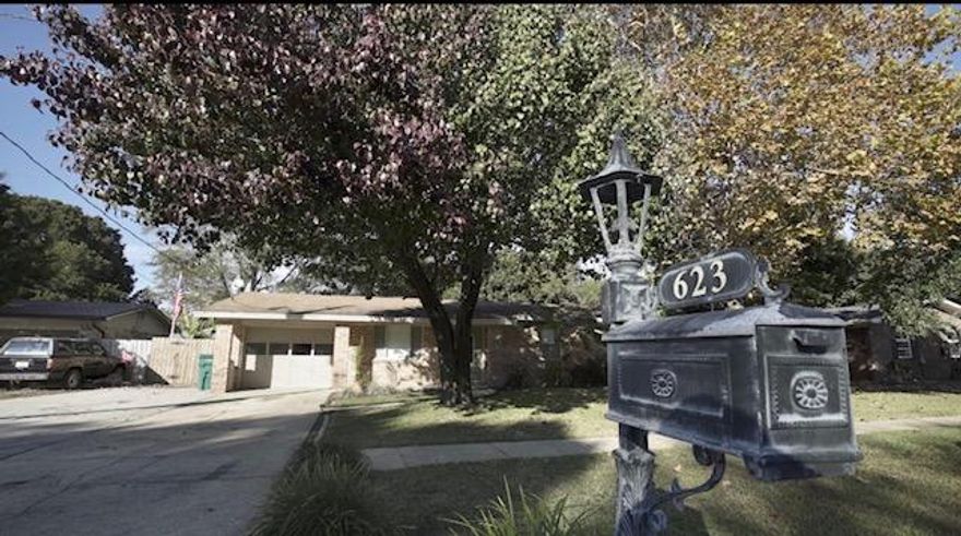 This gorgeous 3 bedroom/ 2 bathroom ranch style home has so much to offer! It features newly updated kitchen and bathrooms, a huge game room/ family room and an amazing backyard oasis! Don't miss out on the opportunity to own a home in the heart of Destin. Schedule your showing now!