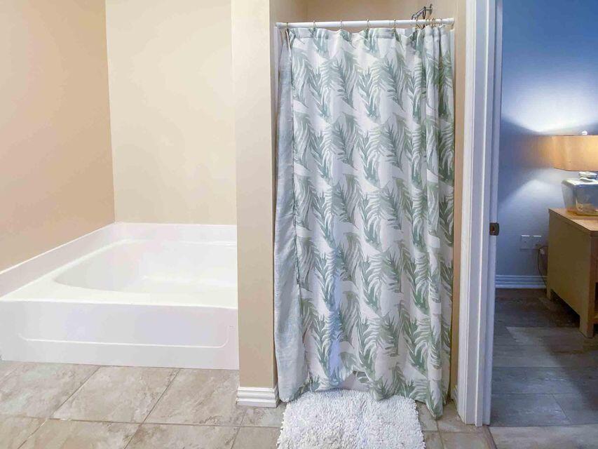 Dolphin Rd Condos - Residential Lease