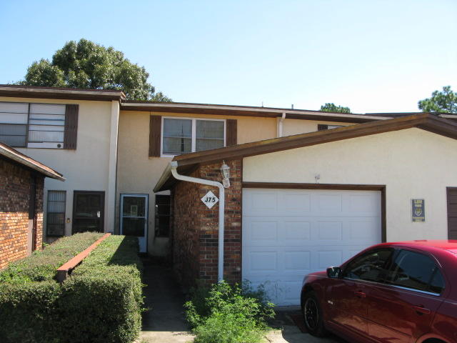 DON'T MISS THIS SHORT SALE OPPORTUNITY. SPACIOUS 3 BEDROOM 2 AND 1/2 TOWNHOME WITH 1 CAR GARAGE. FENCED YARD.