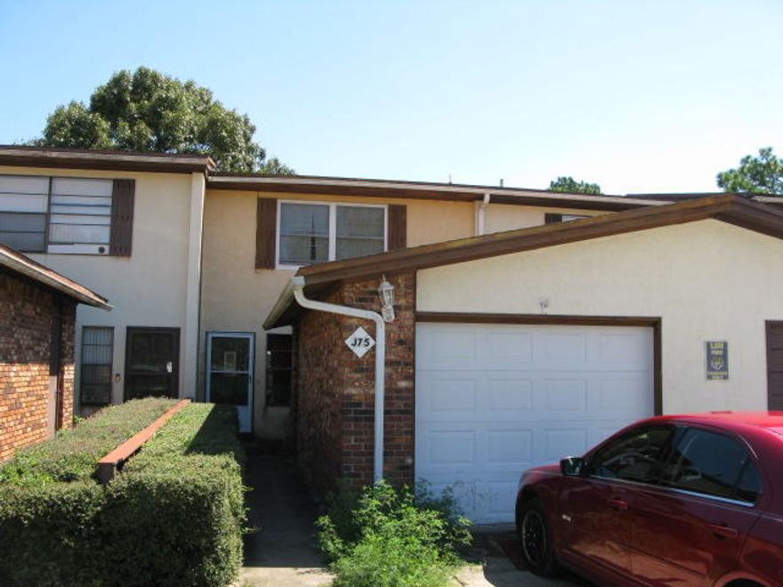 DON'T MISS THIS SHORT SALE OPPORTUNITY. SPACIOUS 3 BEDROOM 2 AND 1/2 TOWNHOME WITH 1 CAR GARAGE. FENCED YARD.