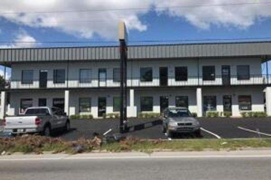 775 sq ft office located on the second floor of two story office/industrial building. Located on the corner of Hollywood Blvd and Jefferson.