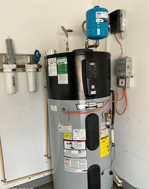 TEN LAKE ESTATES UNIT 1 - Residential