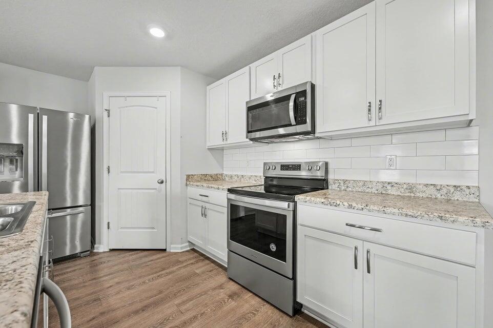 LAKERIDGE EST - Residential Lease