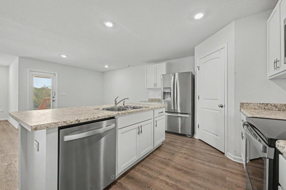 LAKERIDGE EST - Residential Lease