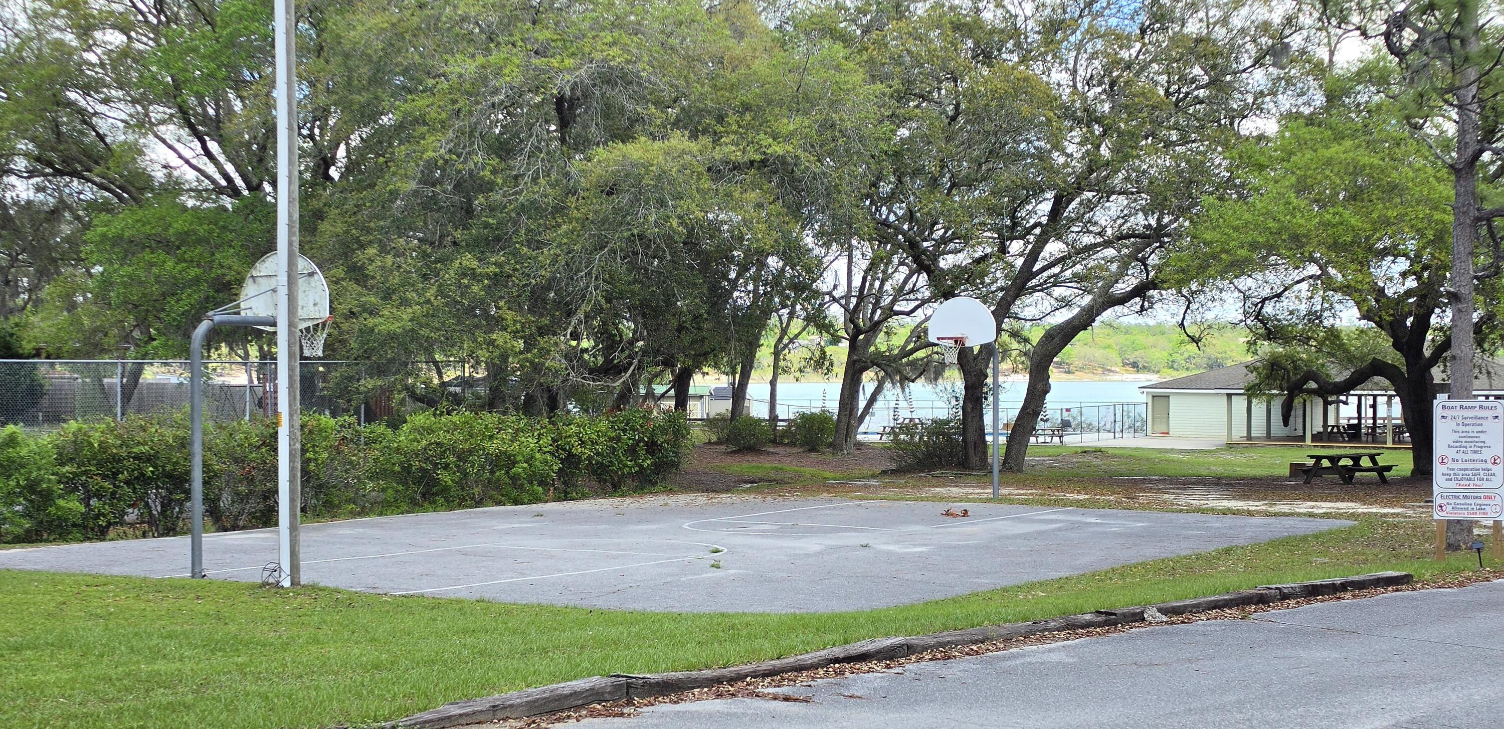LEISURE LAKES - Land