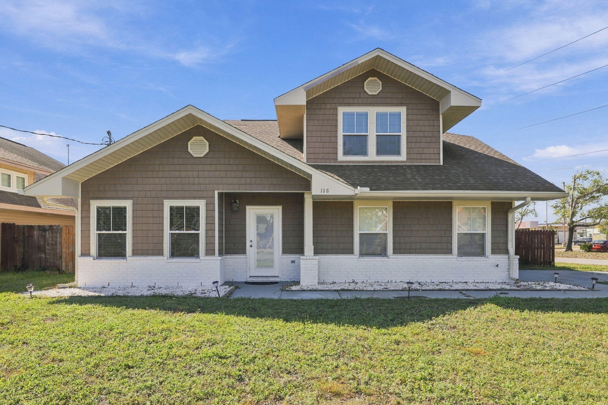 118 NW Jonquil Avenue