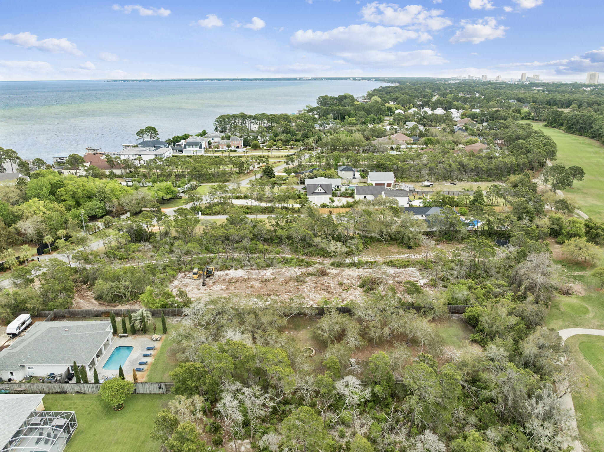 WHISPERING OAKS - Land