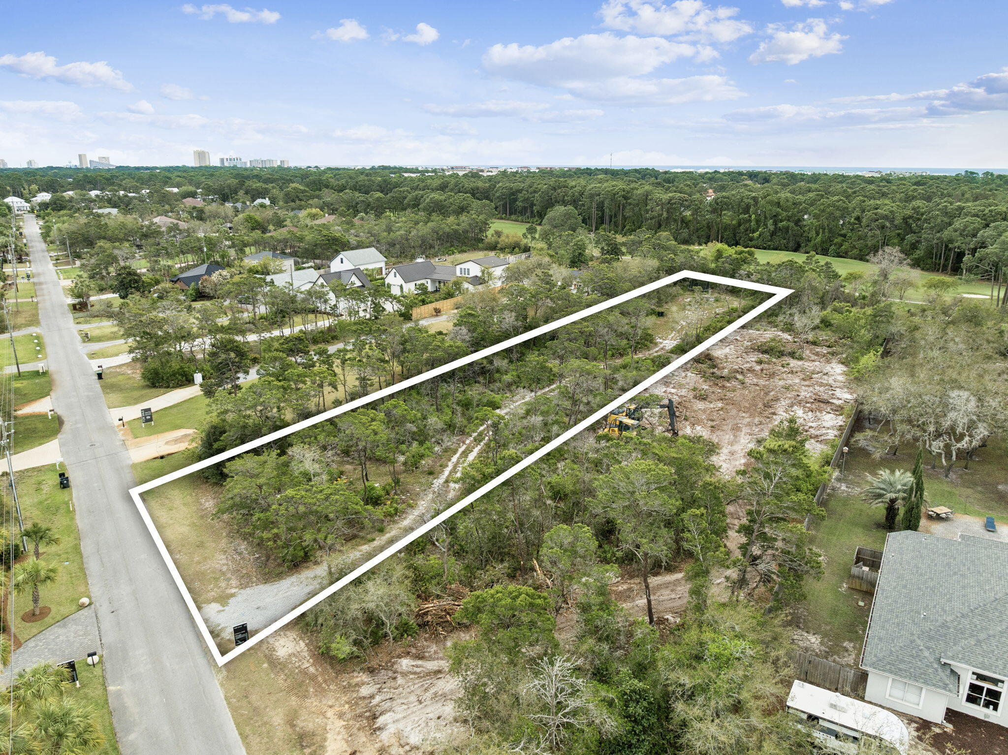 WHISPERING OAKS - Land