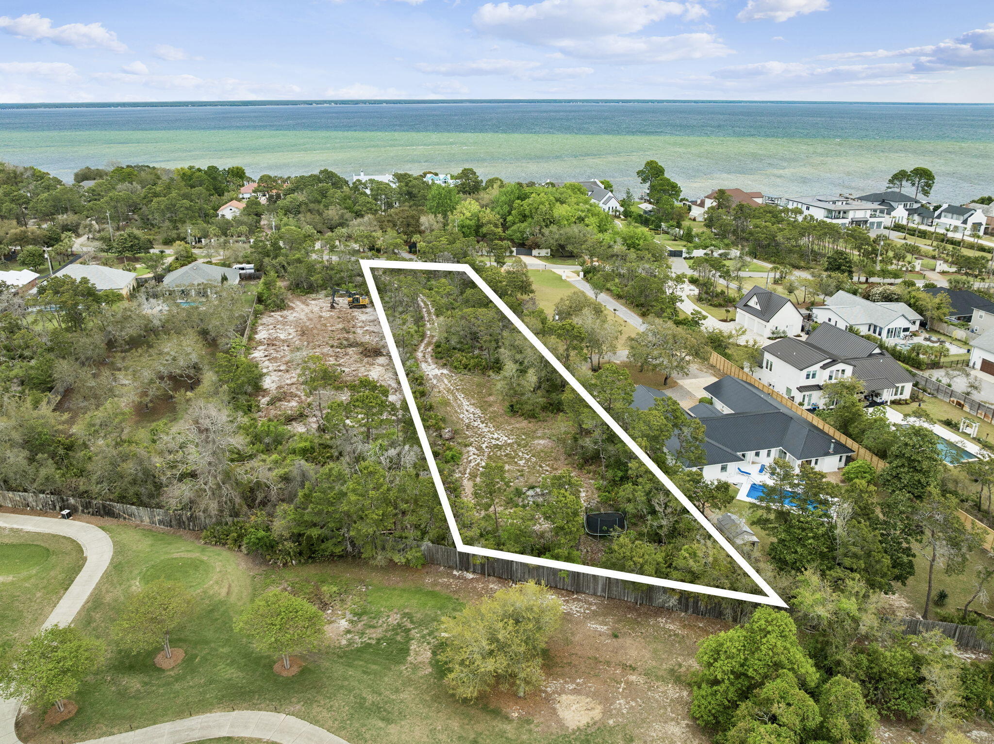 WHISPERING OAKS - Land