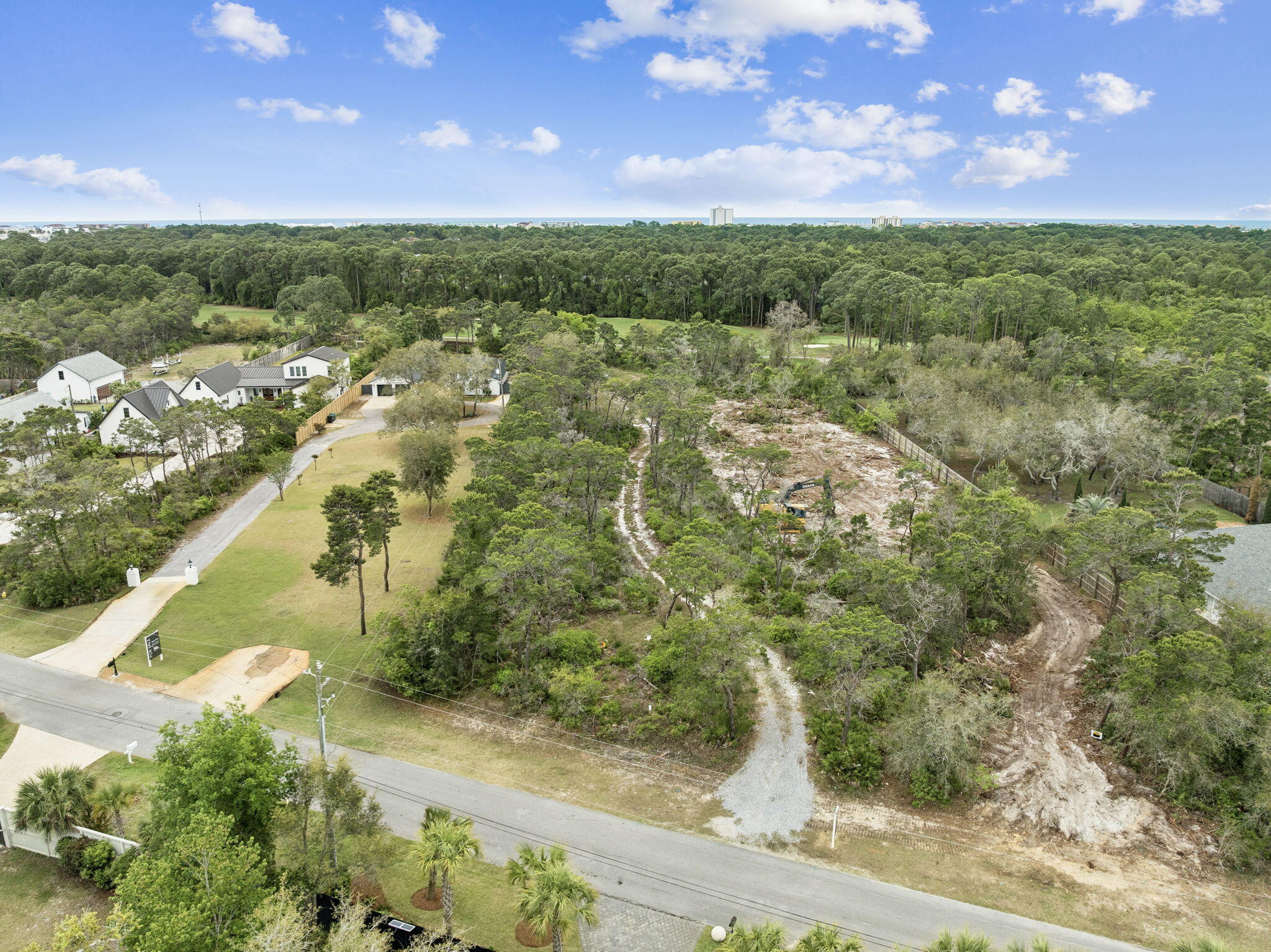 WHISPERING OAKS - Land