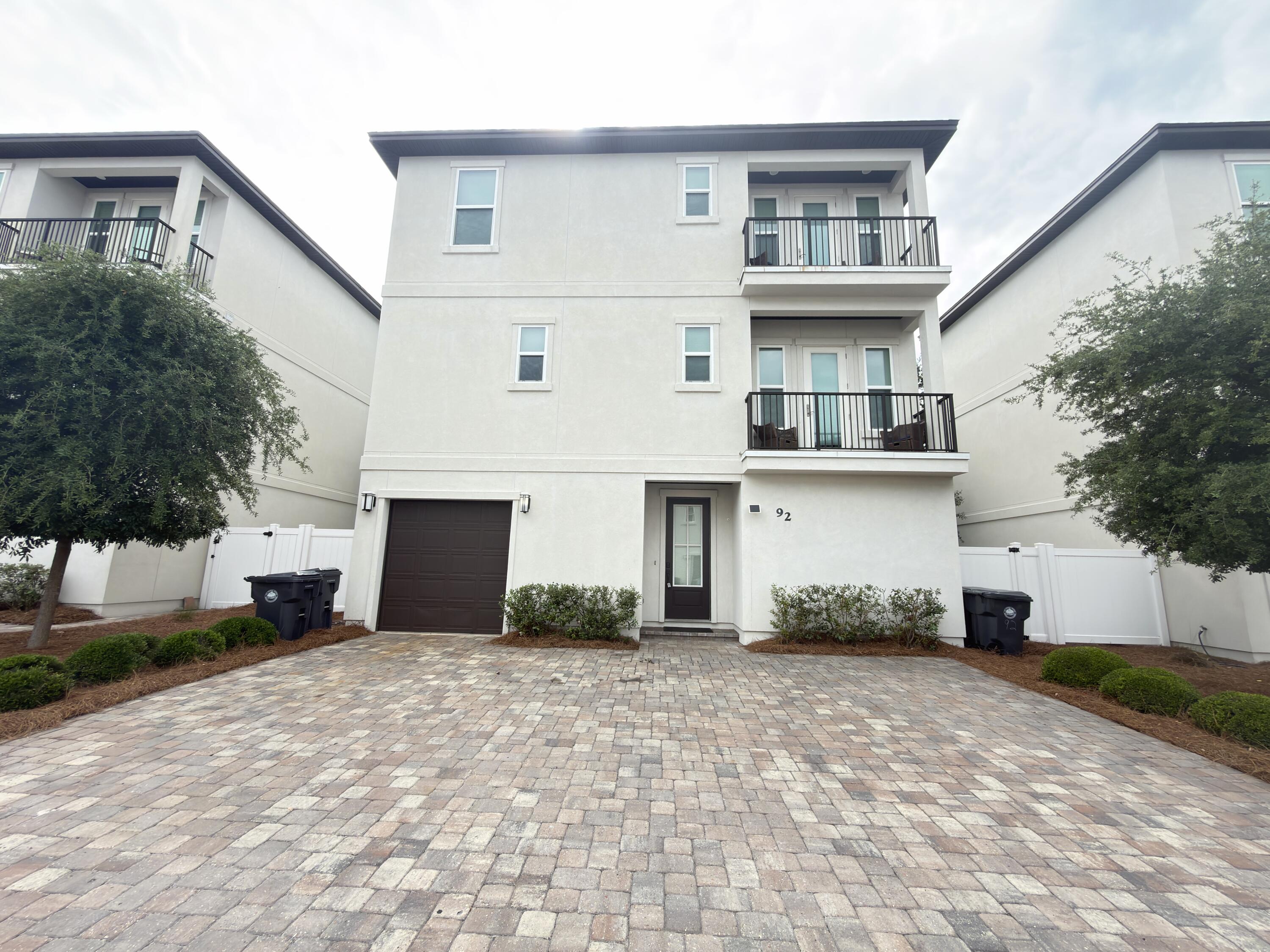HIDDEN PALMS - Residential