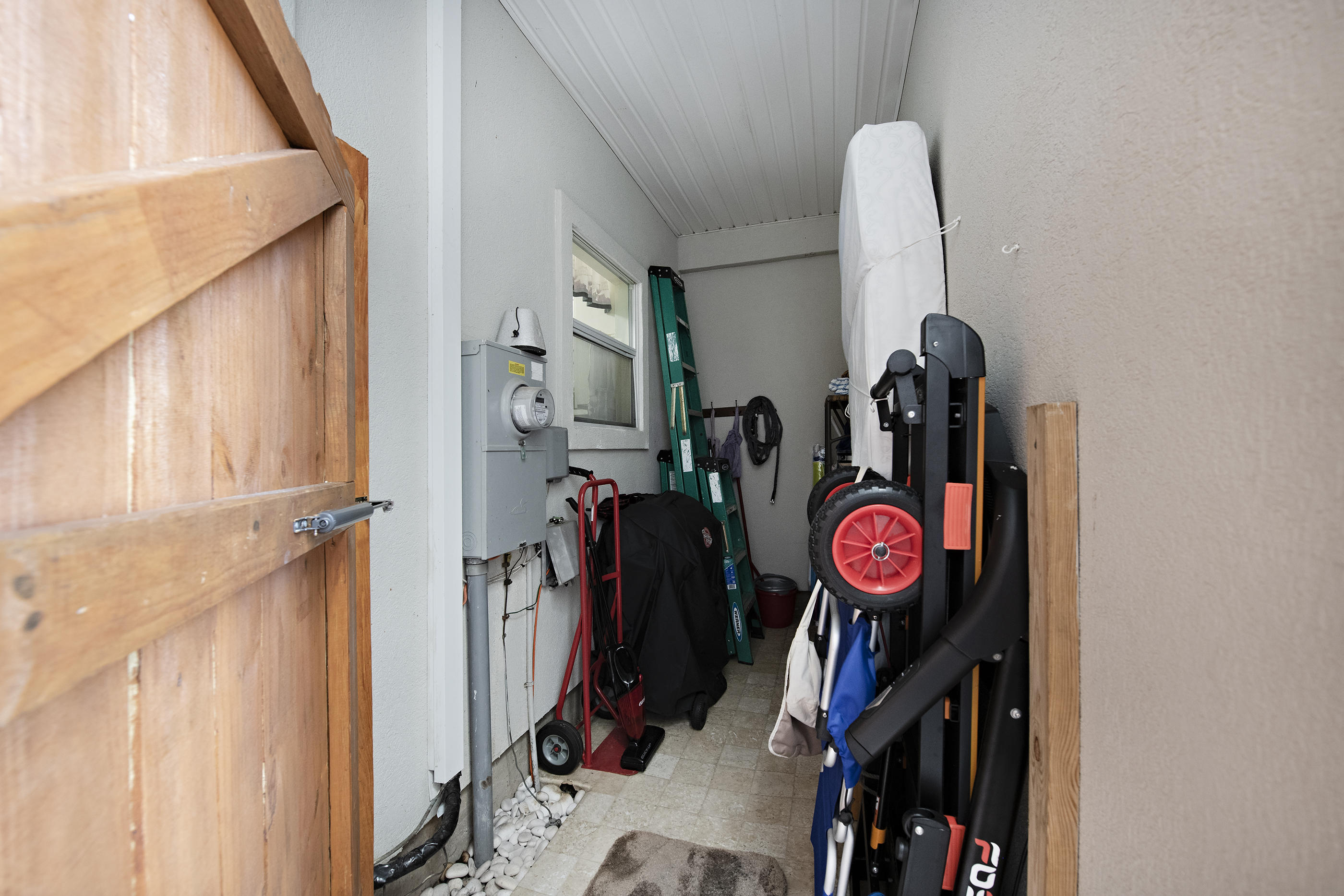 HIDDEN BAY VILLAGE - Residential