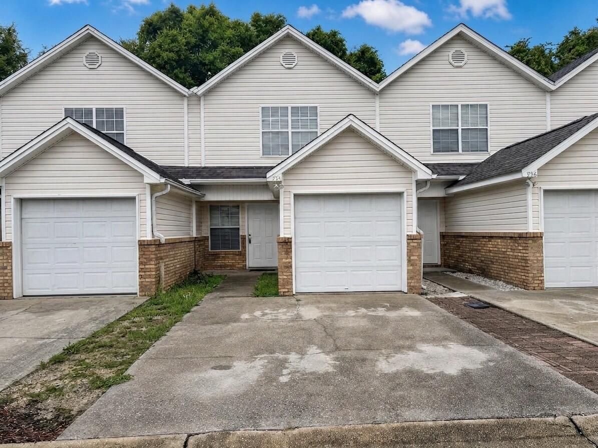 OAK PARK TOWNHOMES - Residential Lease