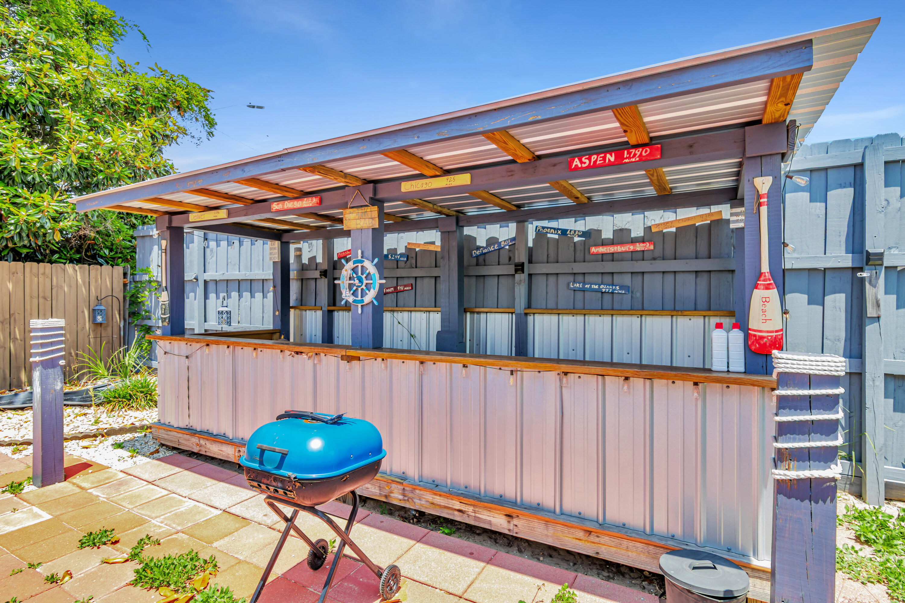 LAKESIDE VILLAS - Residential