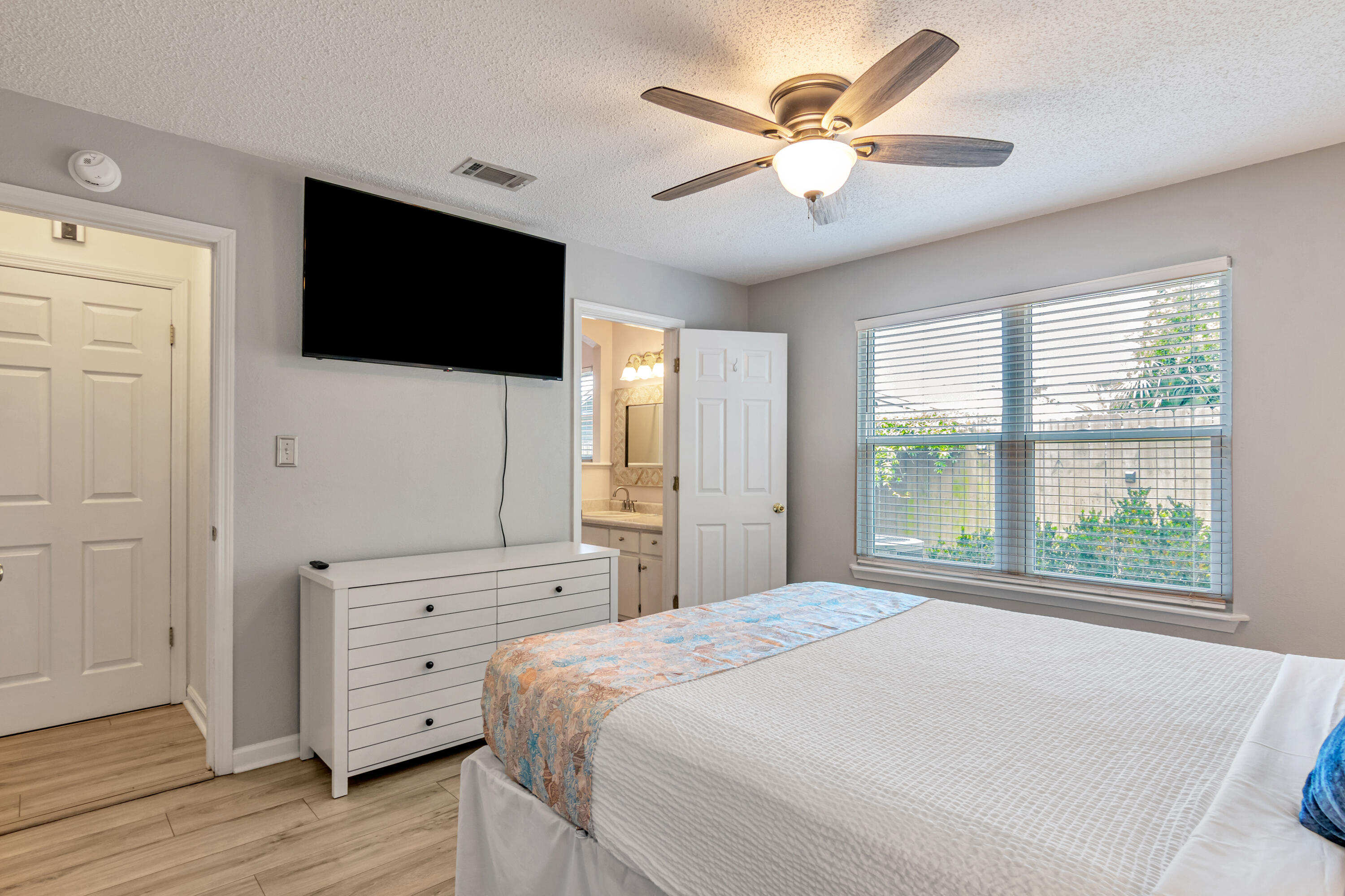 LAKESIDE VILLAS - Residential