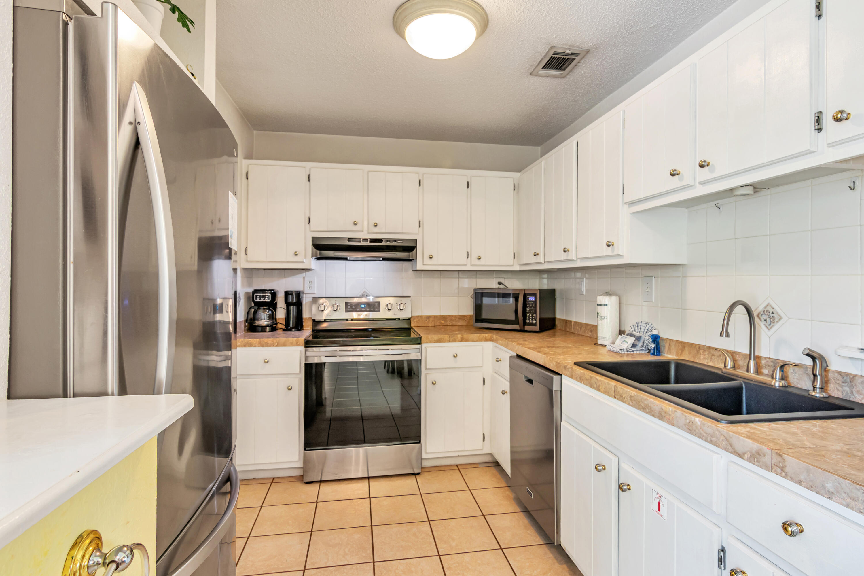 LAKESIDE VILLAS - Residential