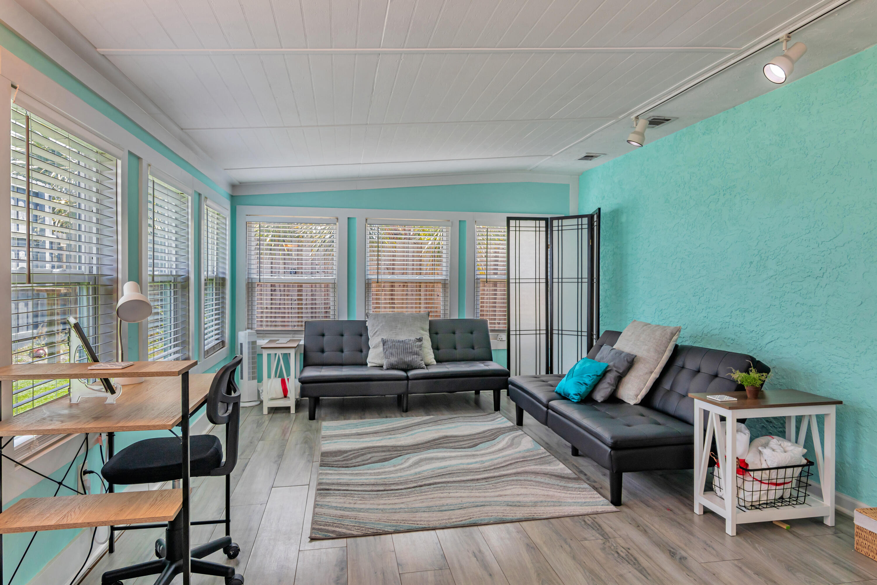 LAKESIDE VILLAS - Residential