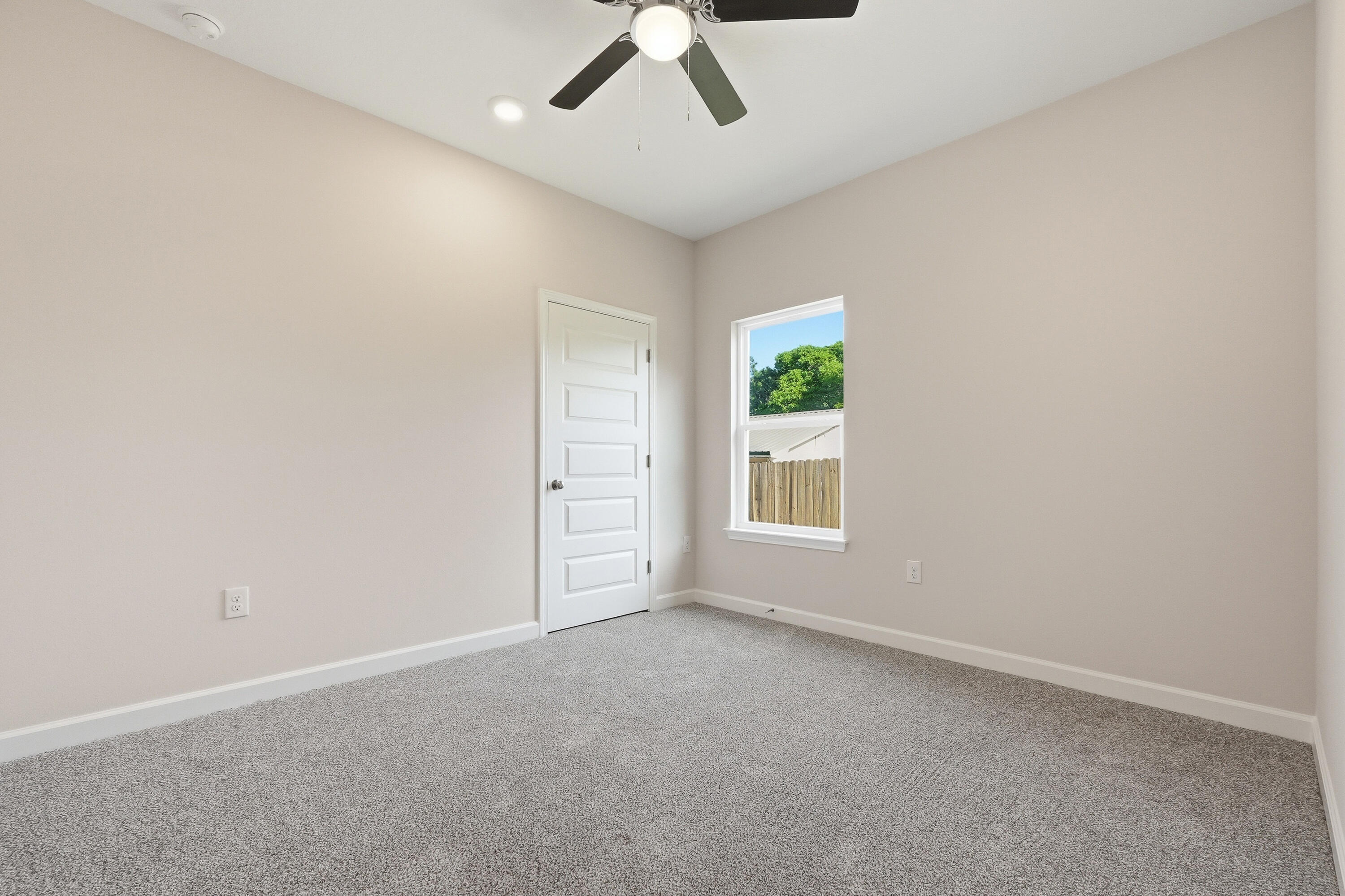 WHISPERING LAKE - Residential