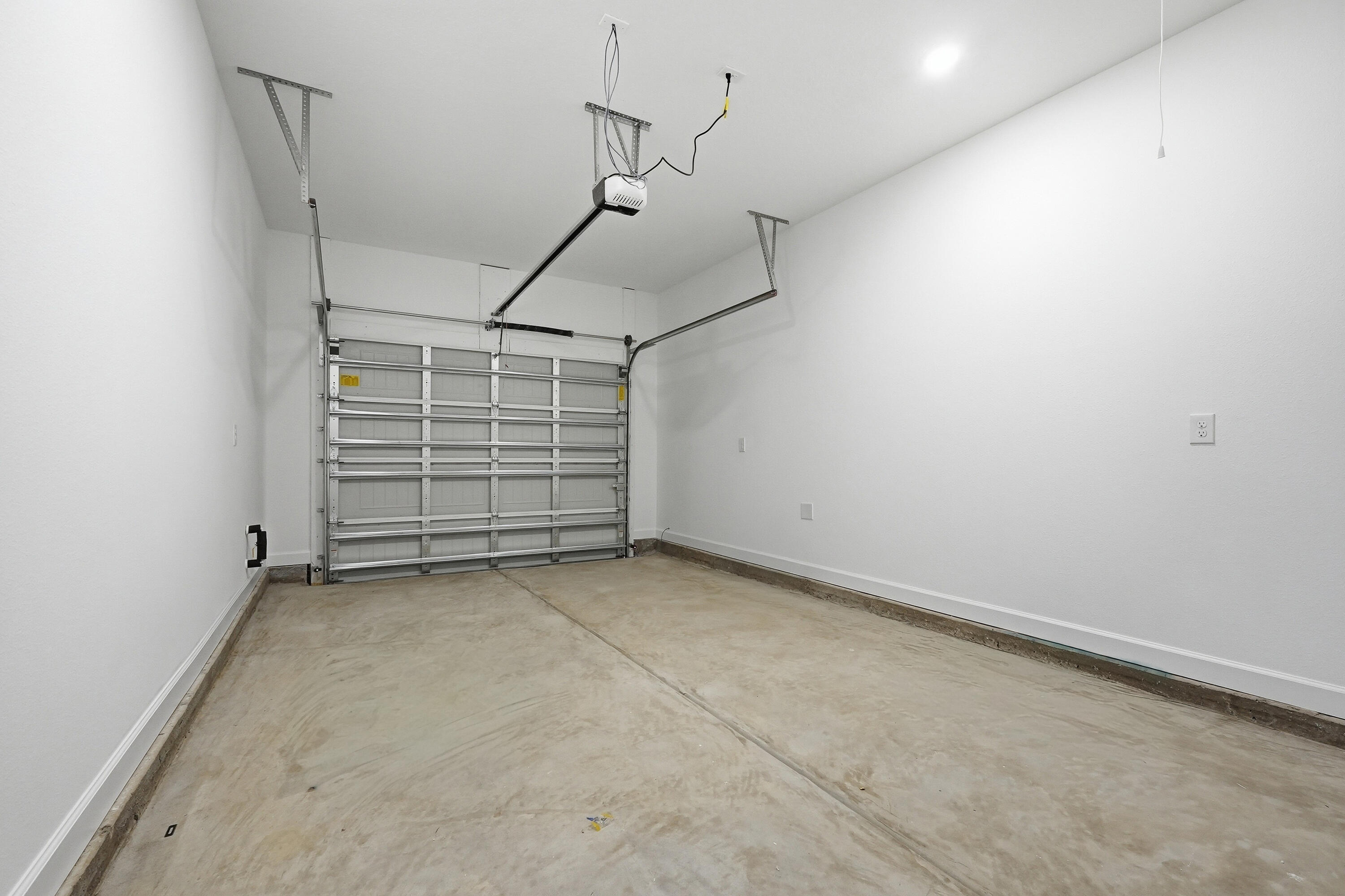 WHISPERING LAKE - Residential