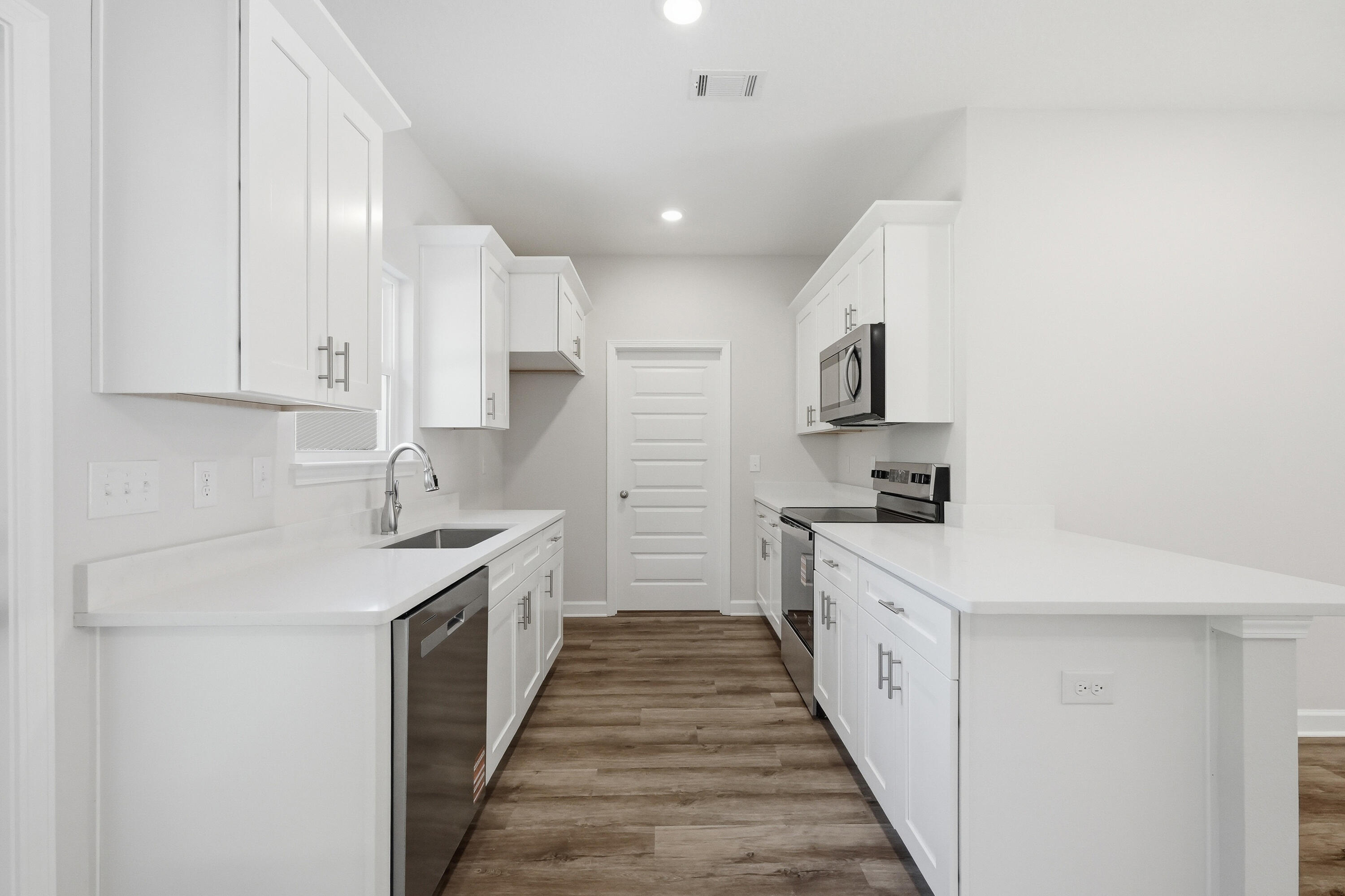 WHISPERING LAKE - Residential