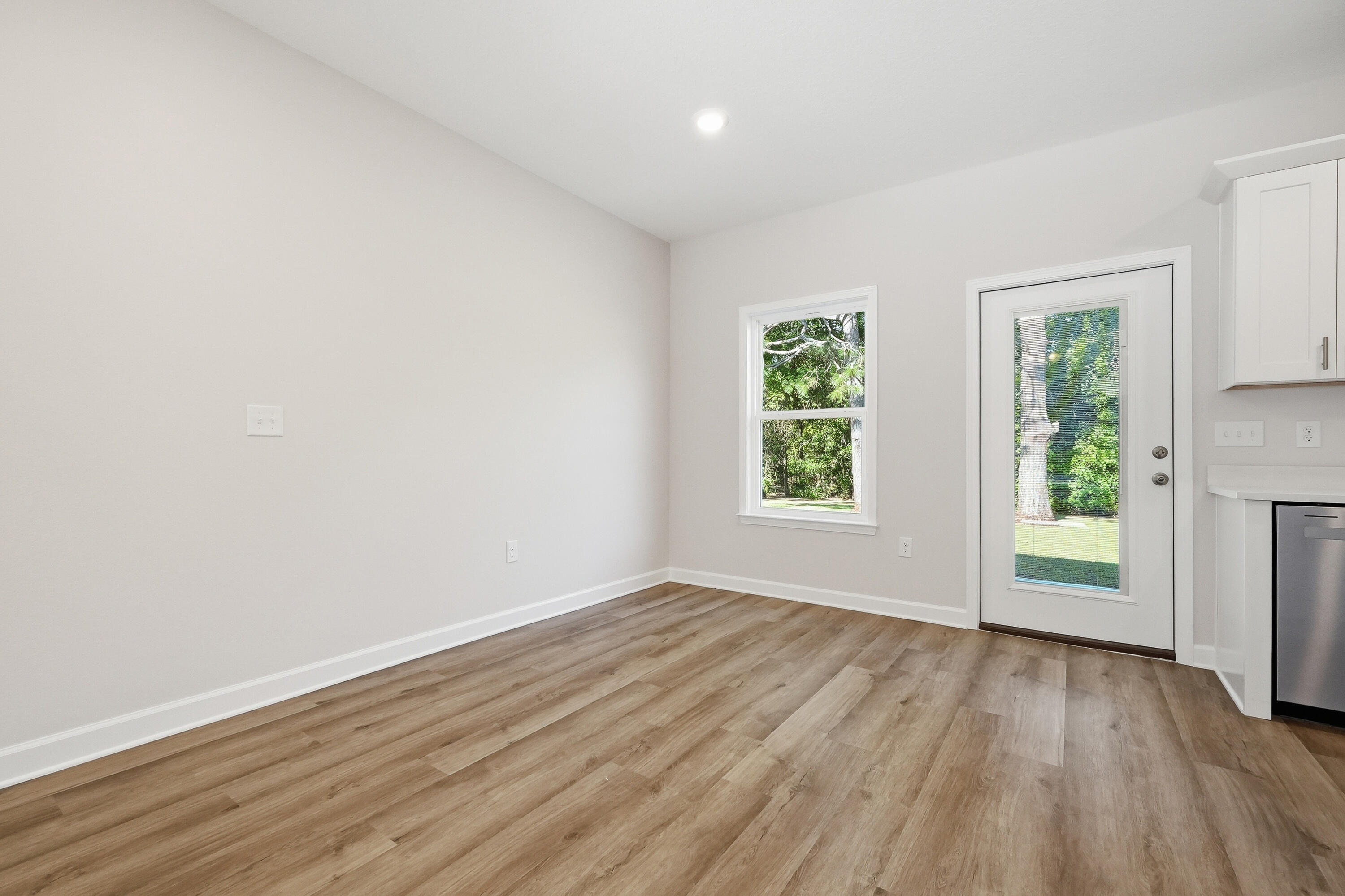 WHISPERING LAKE - Residential