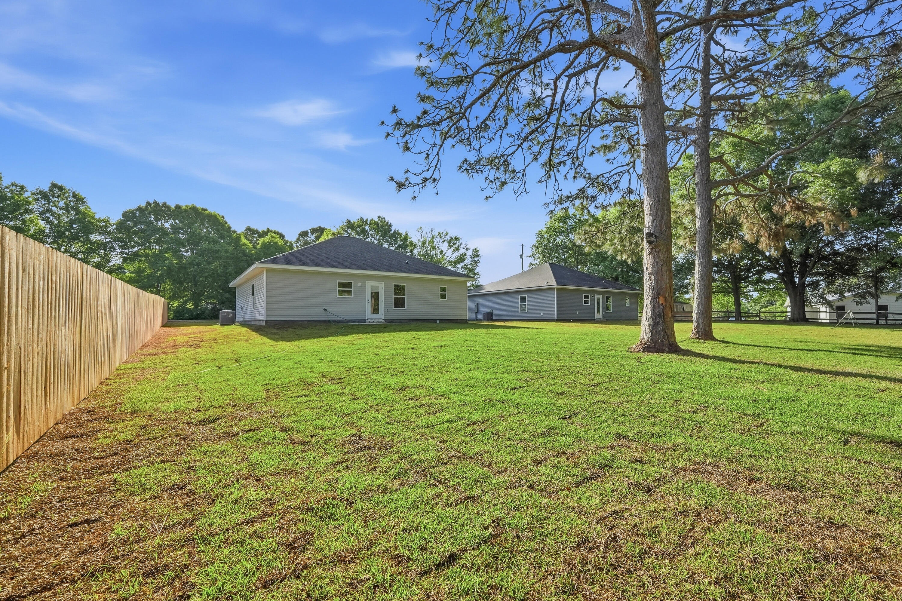 WHISPERING LAKE - Residential