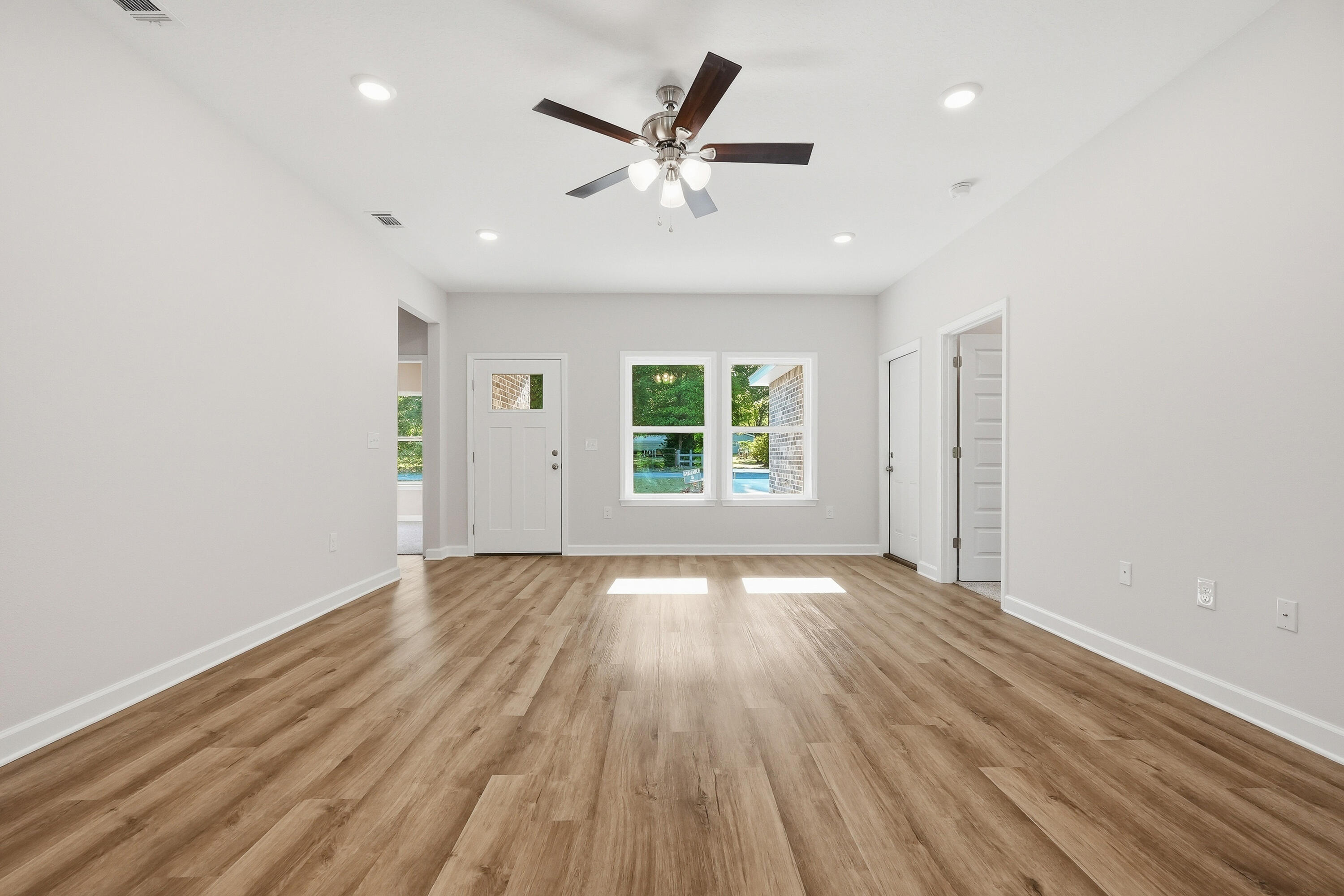 WHISPERING LAKE - Residential