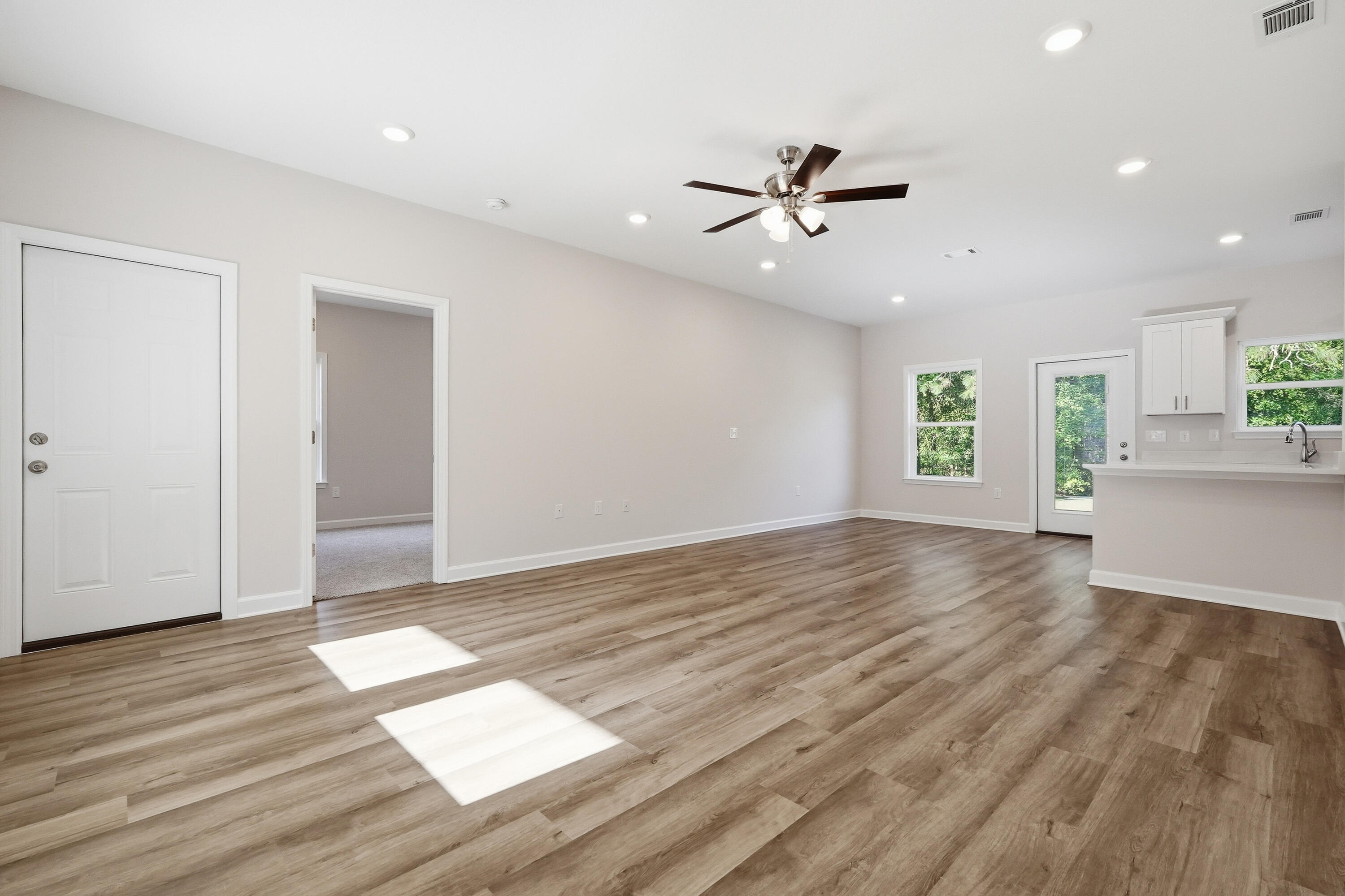 WHISPERING LAKE - Residential