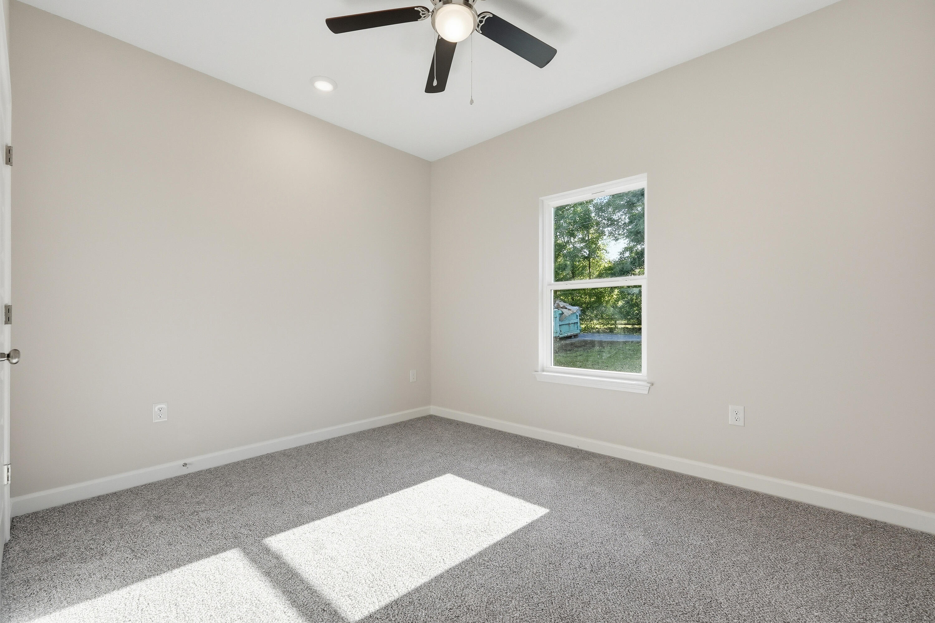 WHISPERING LAKE - Residential