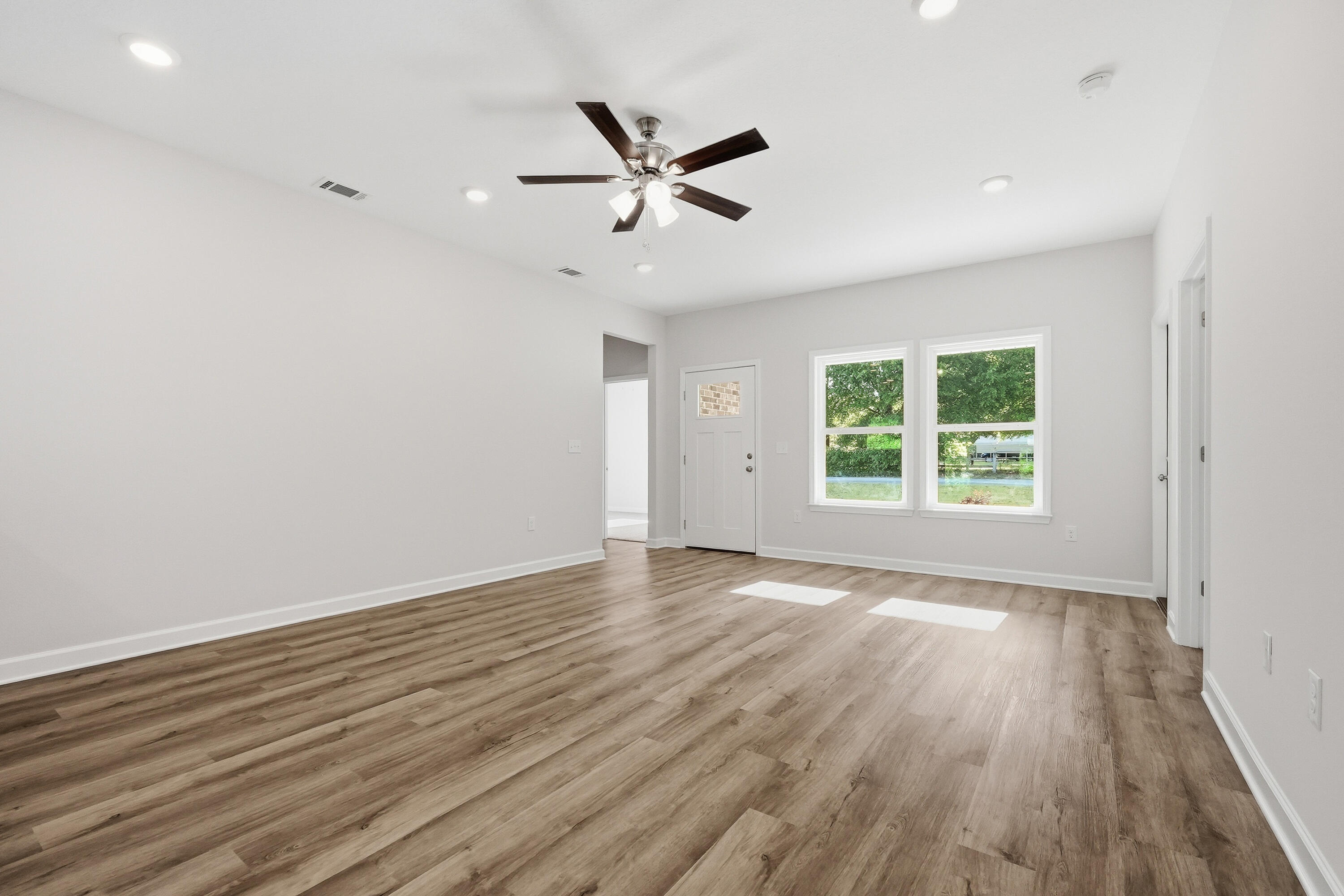 WHISPERING LAKE - Residential