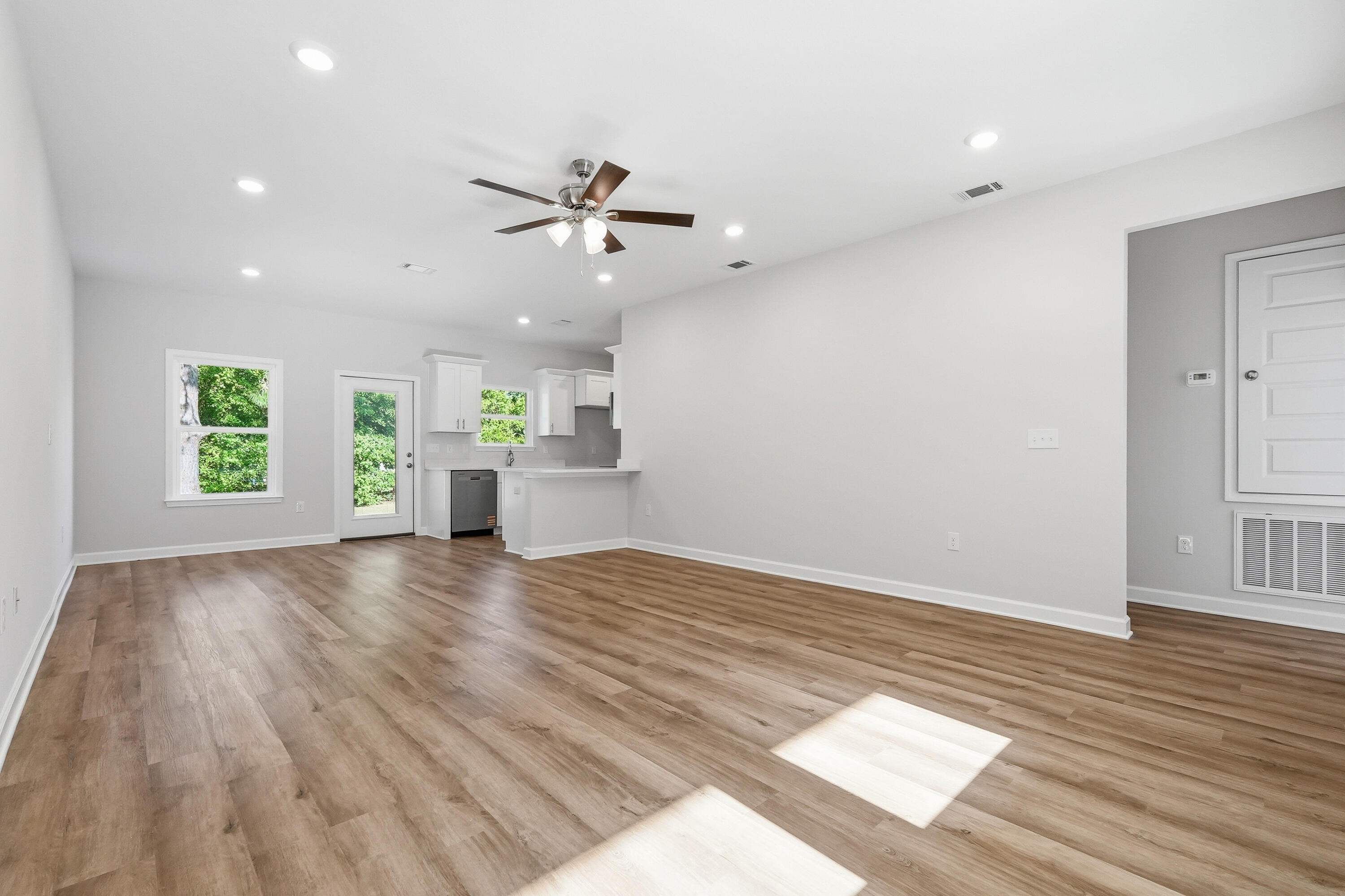 WHISPERING LAKE - Residential