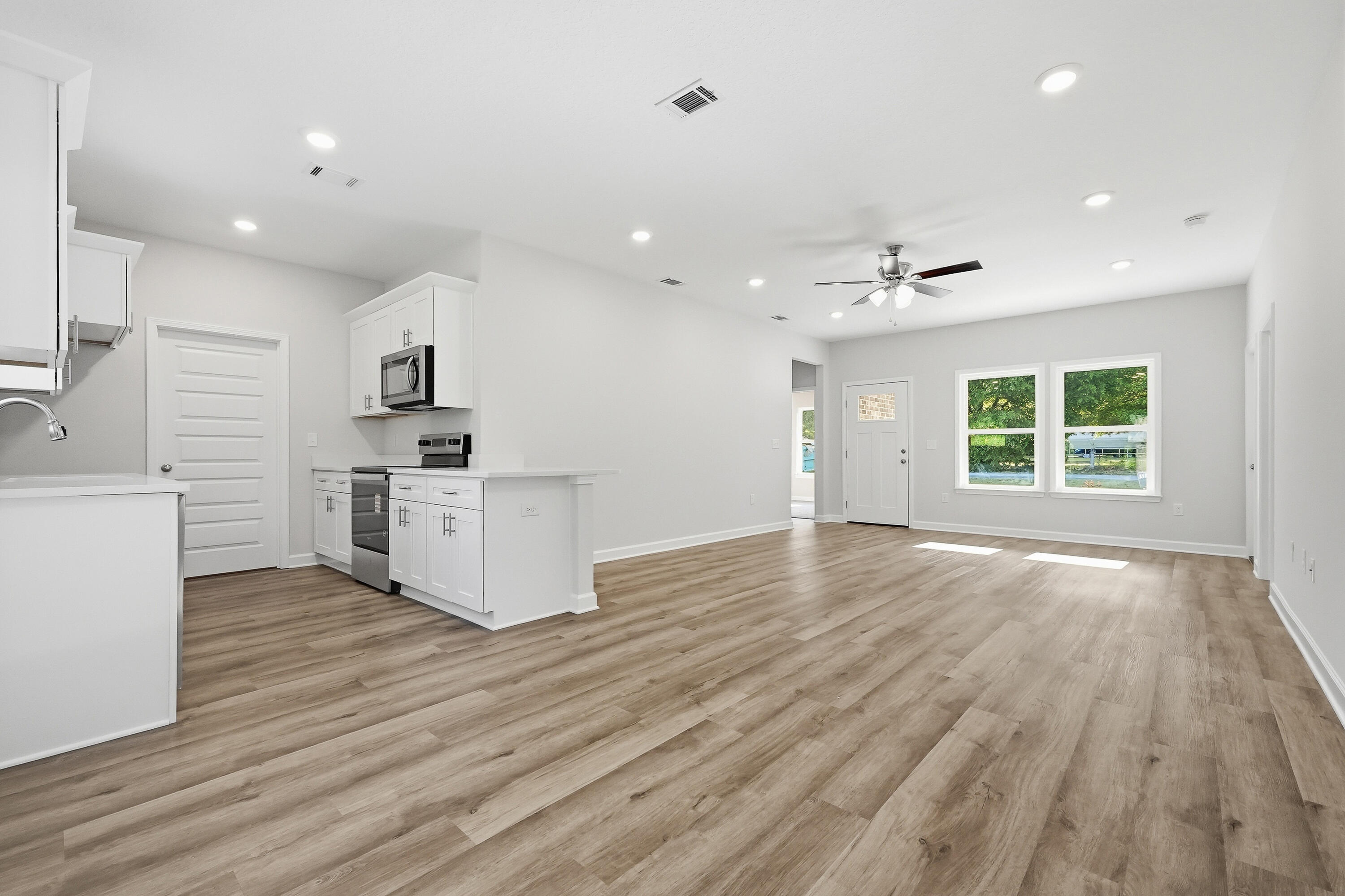 WHISPERING LAKE - Residential