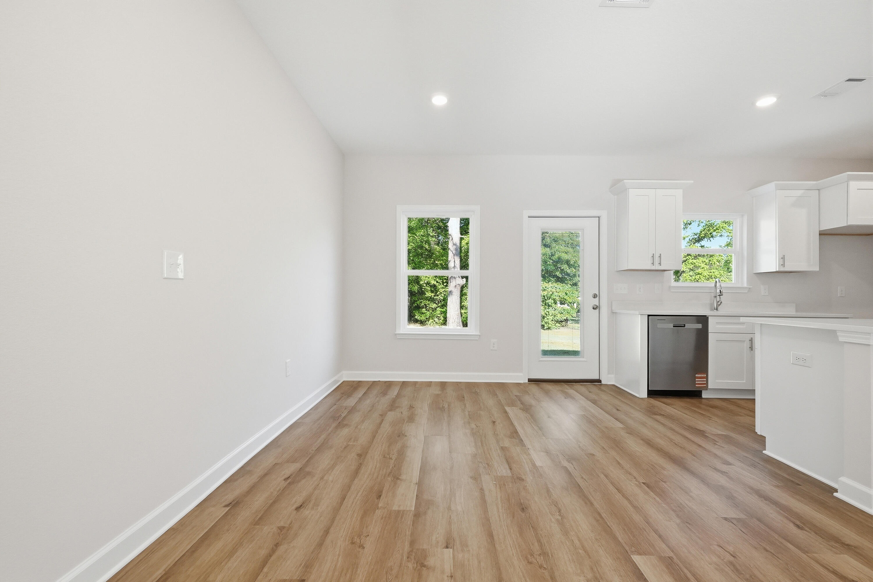 WHISPERING LAKE - Residential