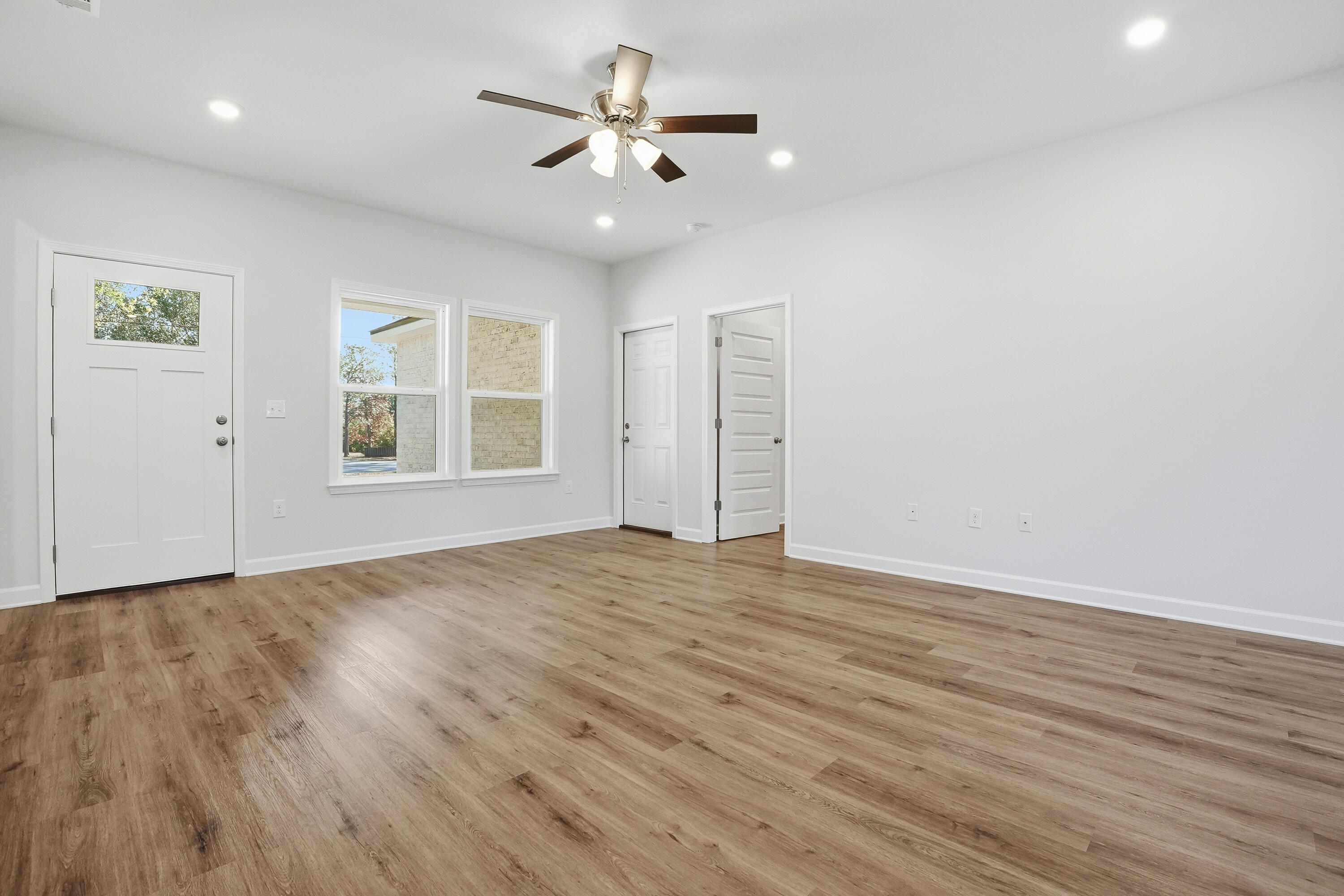 WHISPERING LAKE - Residential