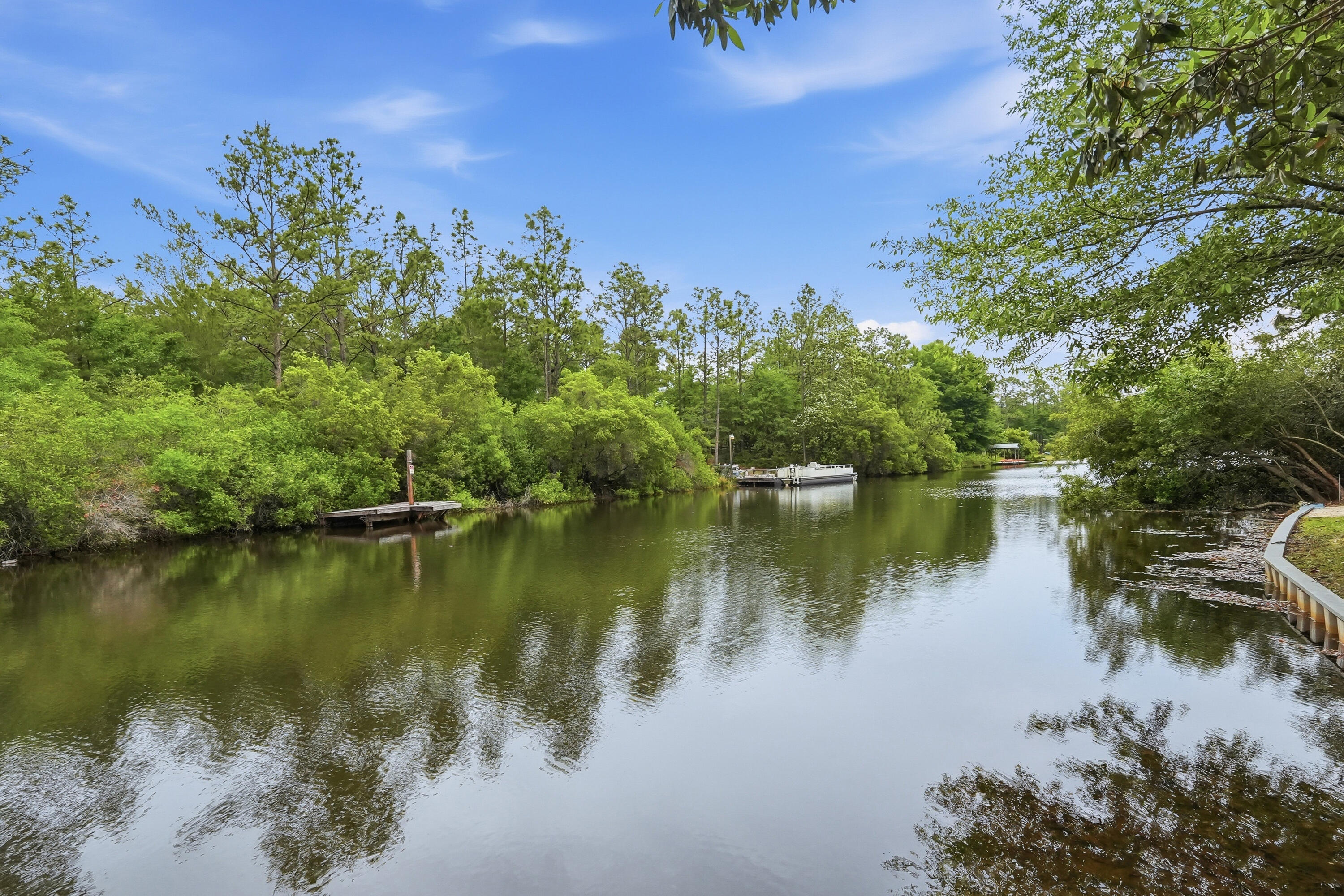 MIRROR LAKE - Residential