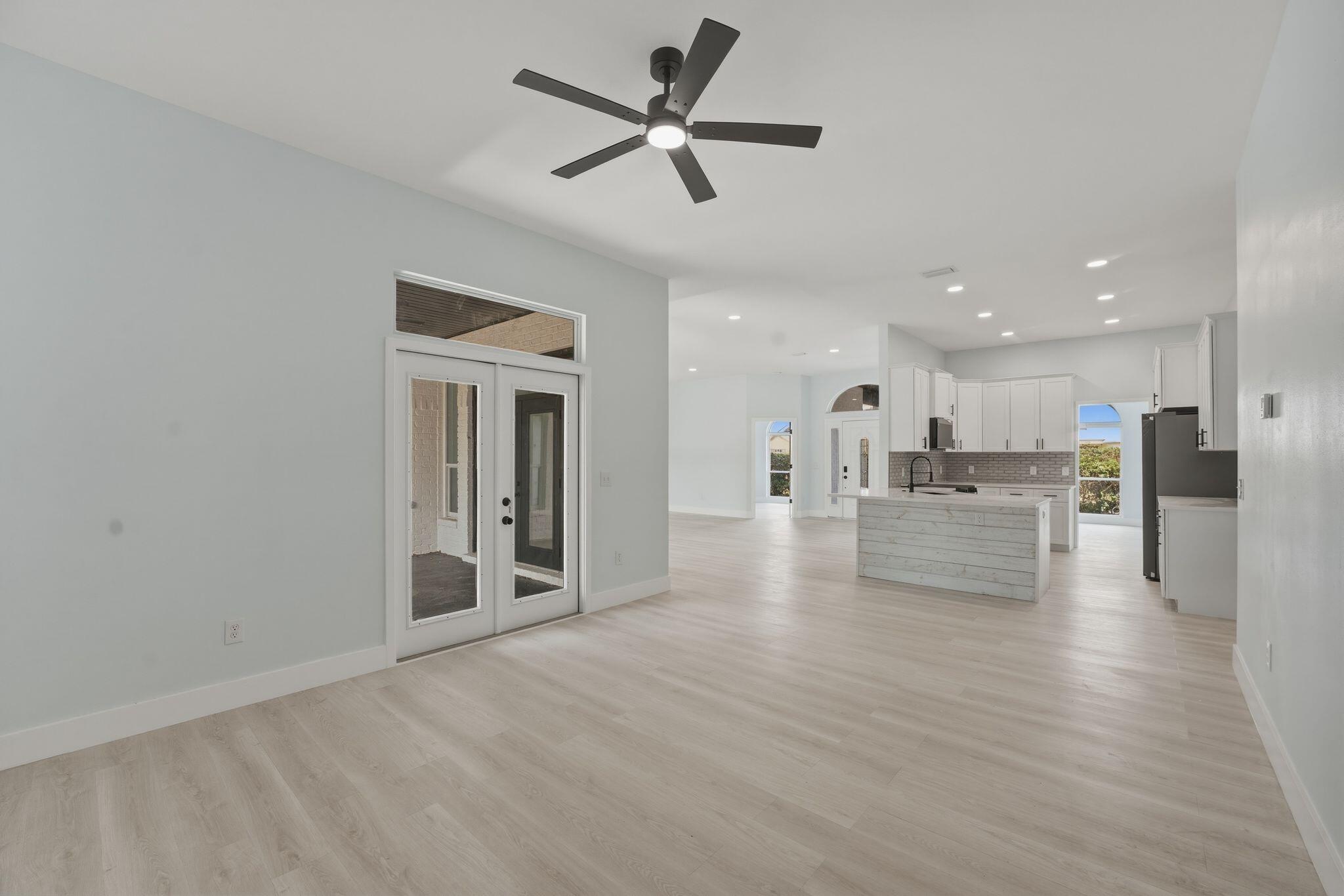 COUNTRY CLUB HARBOUR ESTATES - Residential