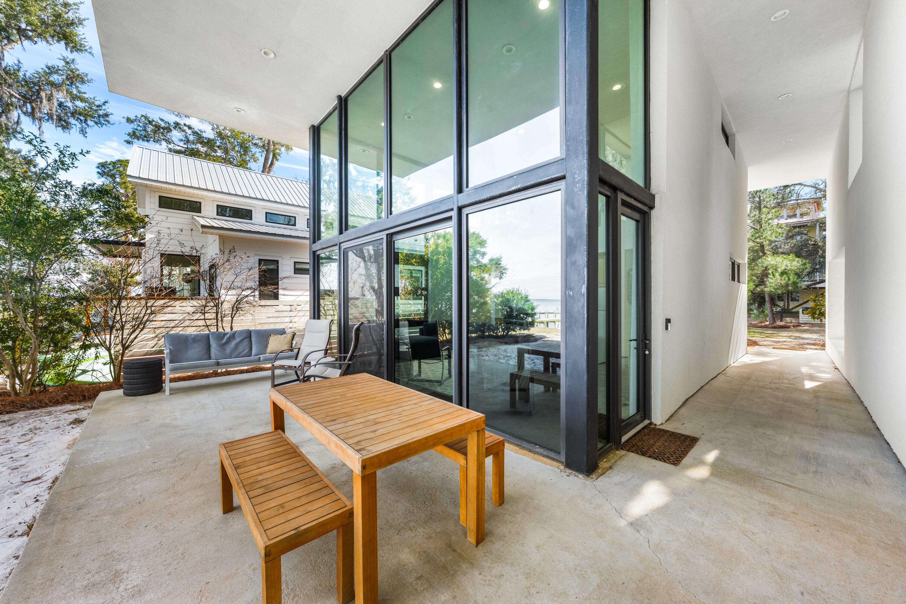 MAGNOLIA BEACH - Residential