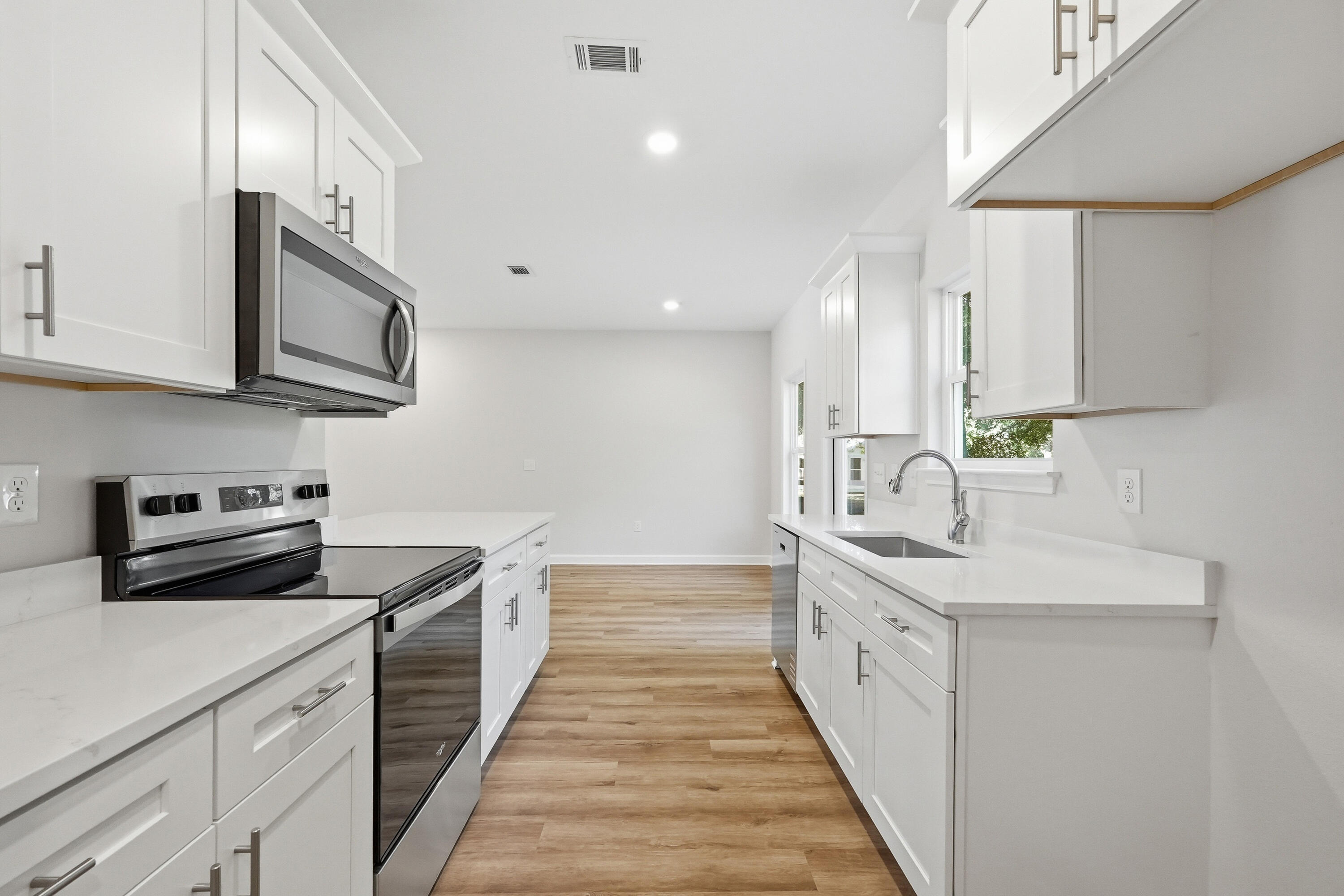 WHISPERING LAKE - Residential