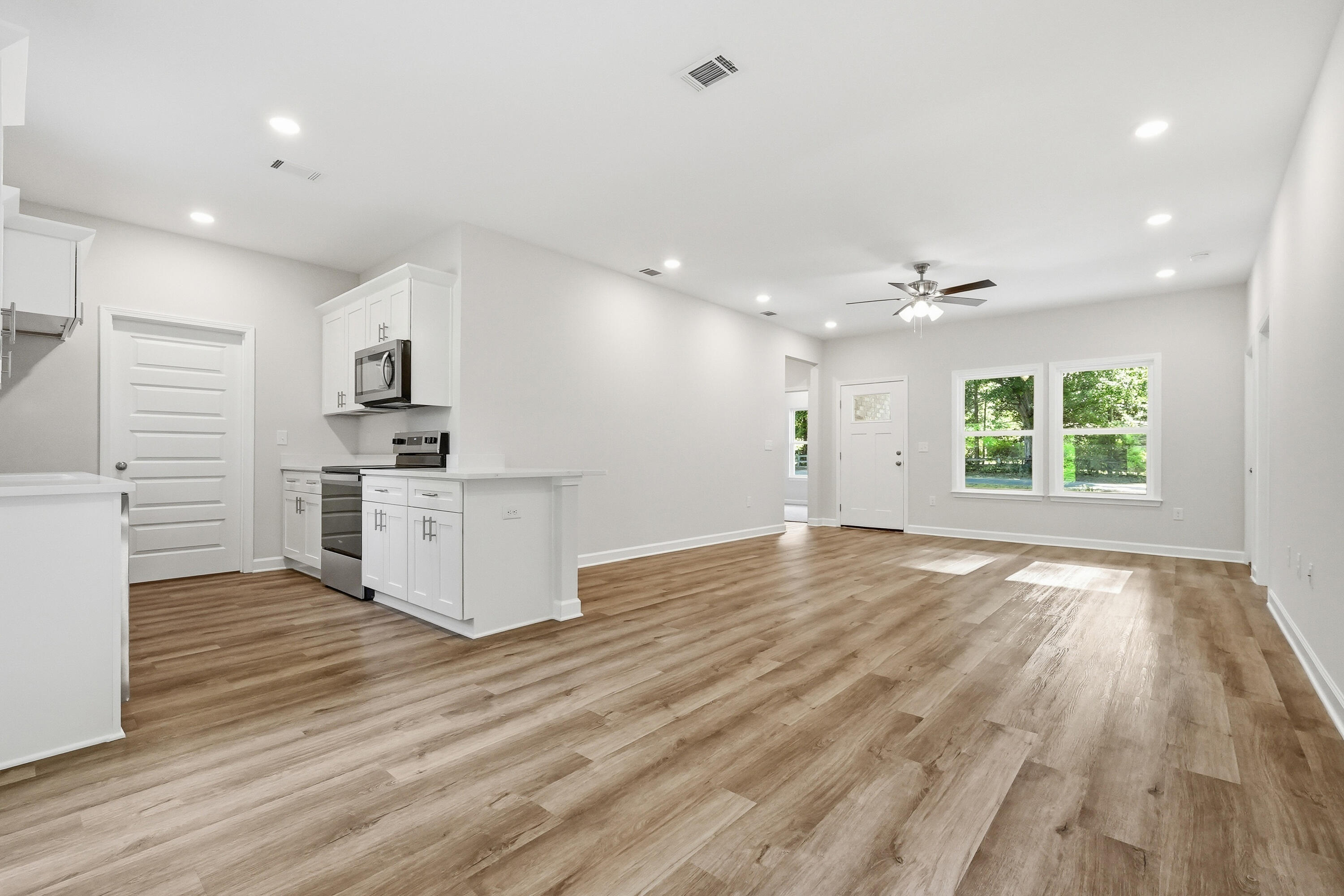 WHISPERING LAKE - Residential