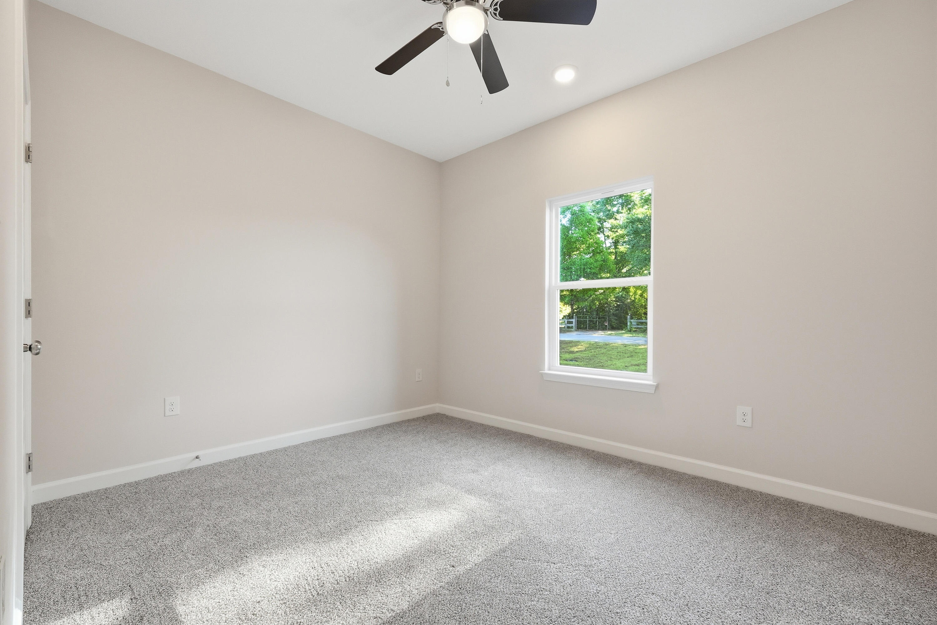 WHISPERING LAKE - Residential