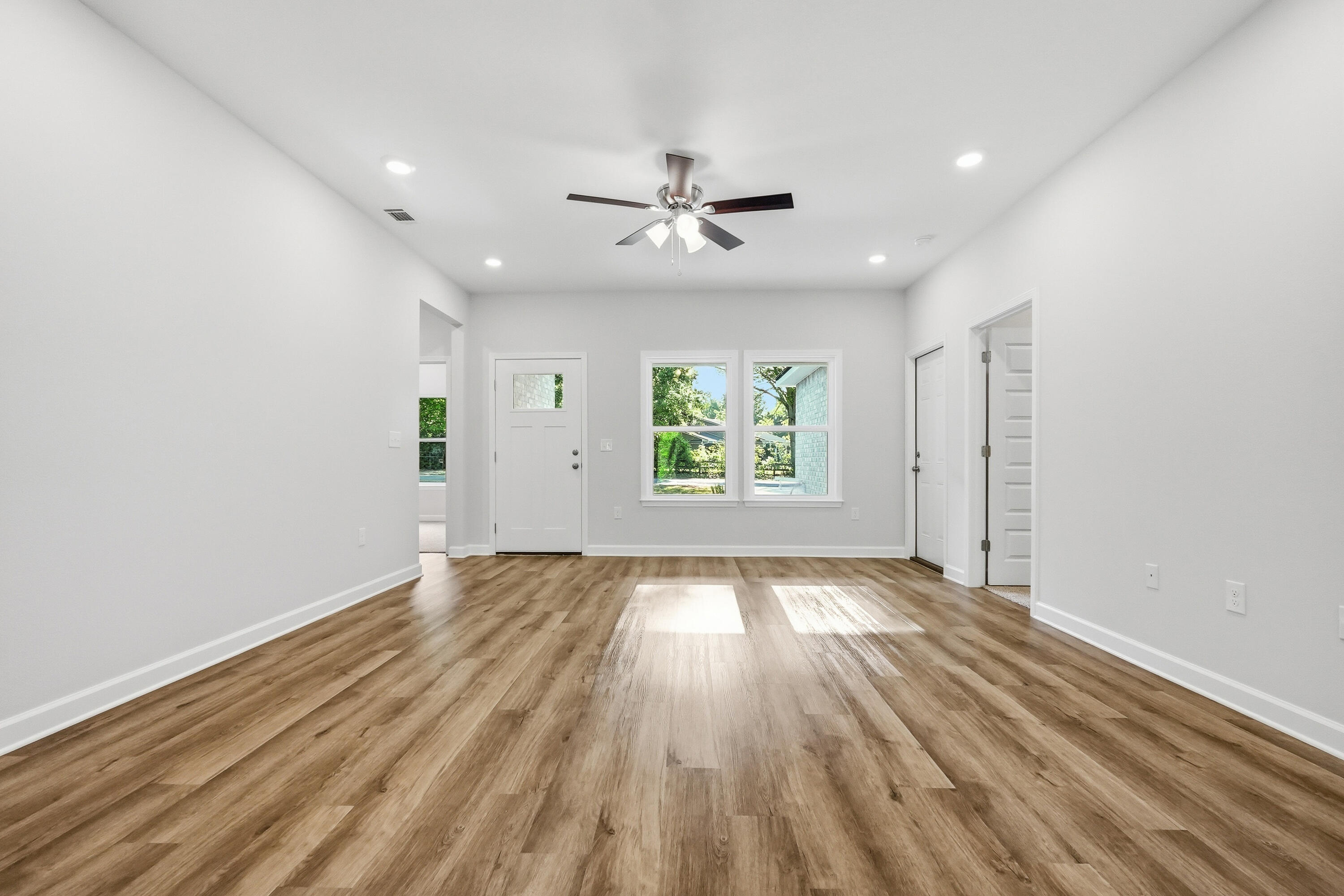 WHISPERING LAKE - Residential